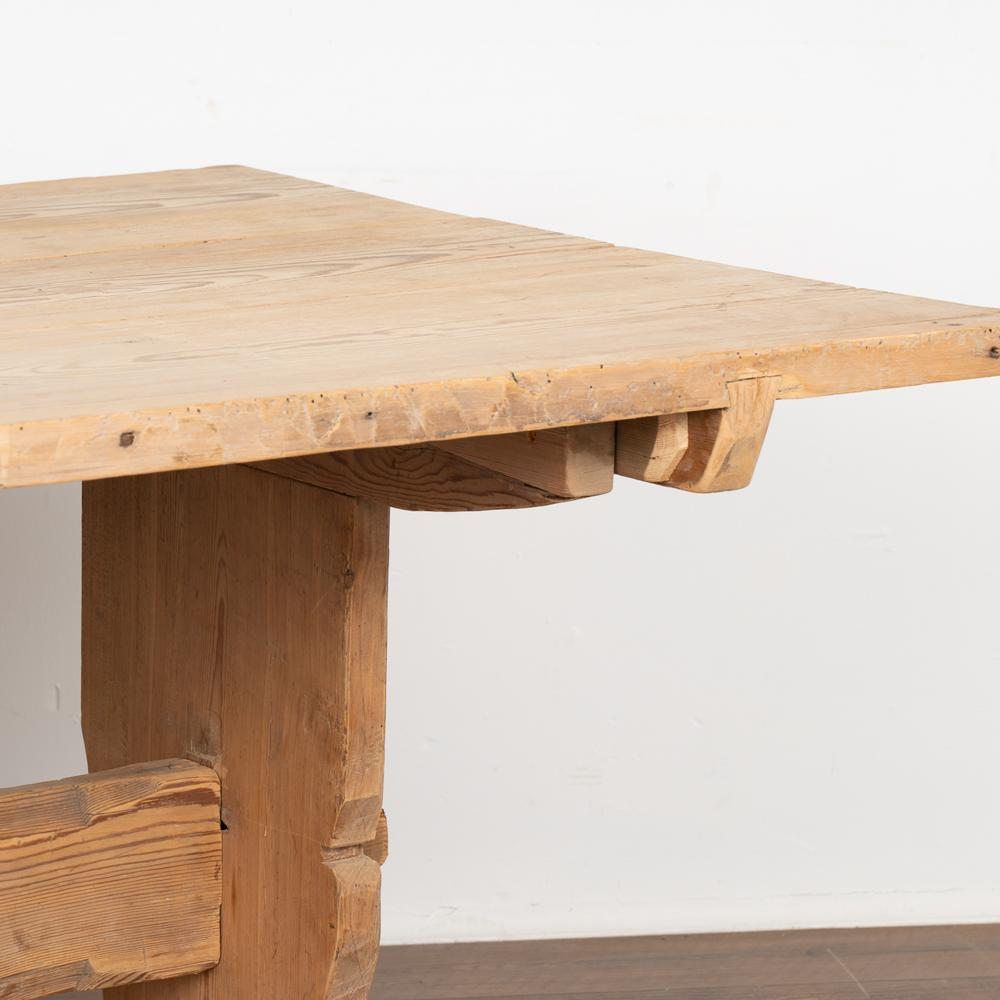 XIXe siècle Table de ferme en pin suédois Table à manger, vers 1820-40 en vente