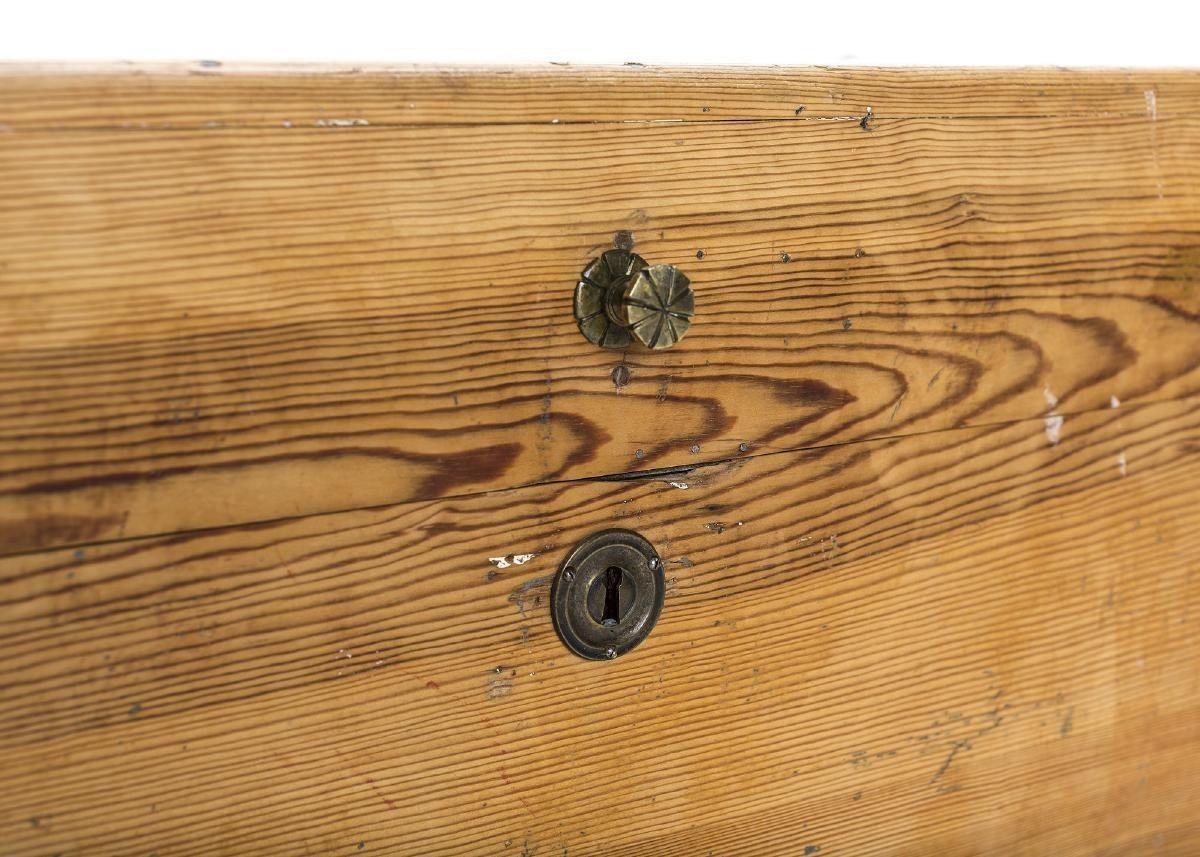 Swedish Pine Marriage Trunk with Gorgeous Wood Graining, Dovetail, 19th Century In Good Condition For Sale In Memphis, TN