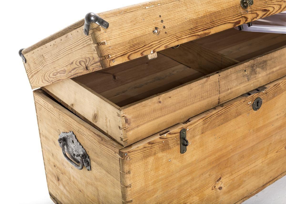 Swedish Pine Marriage Trunk with Gorgeous Wood Graining, Dovetail, 19th Century For Sale 1
