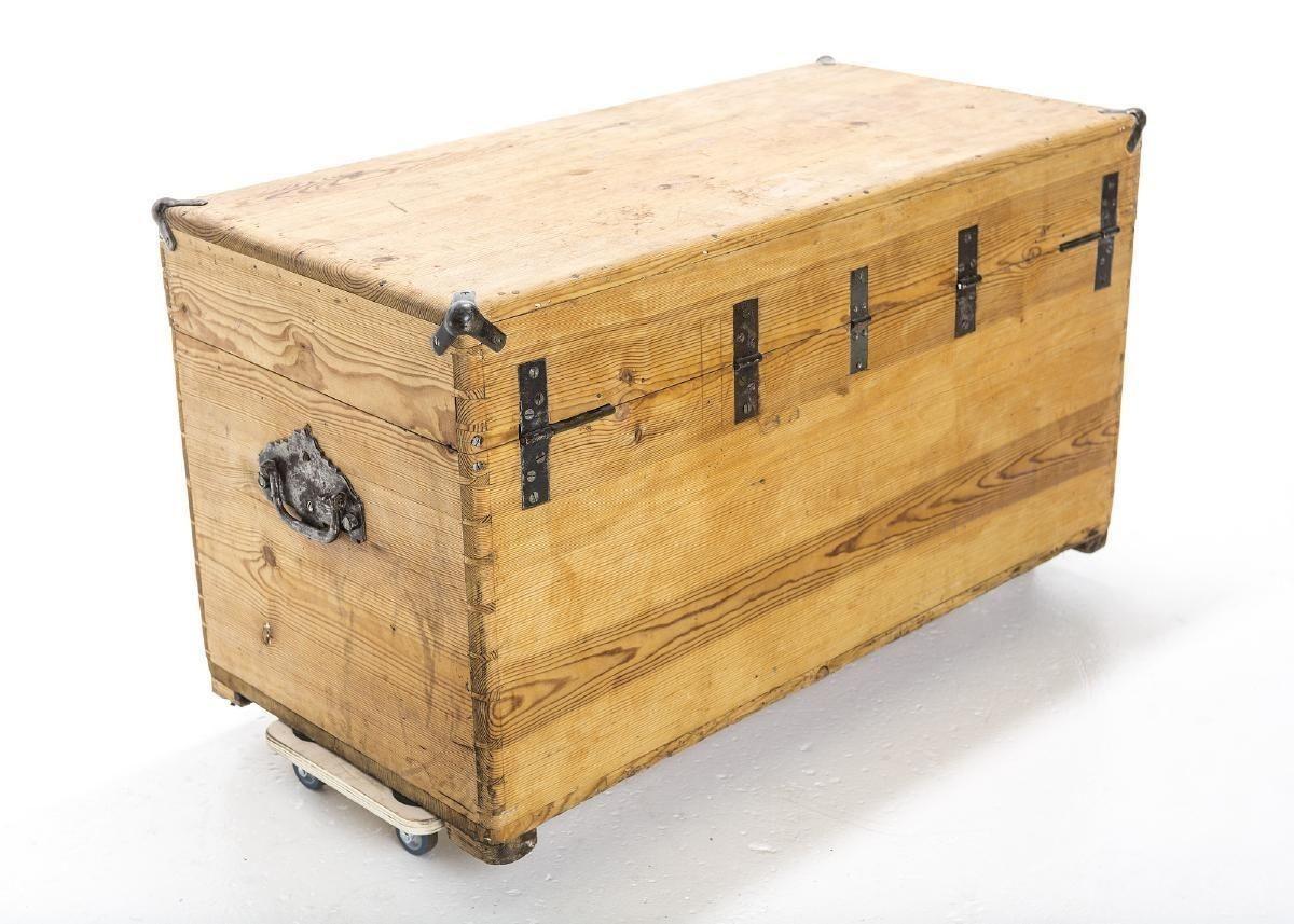 Swedish Pine Marriage Trunk with Gorgeous Wood Graining, Dovetail, 19th Century For Sale 2