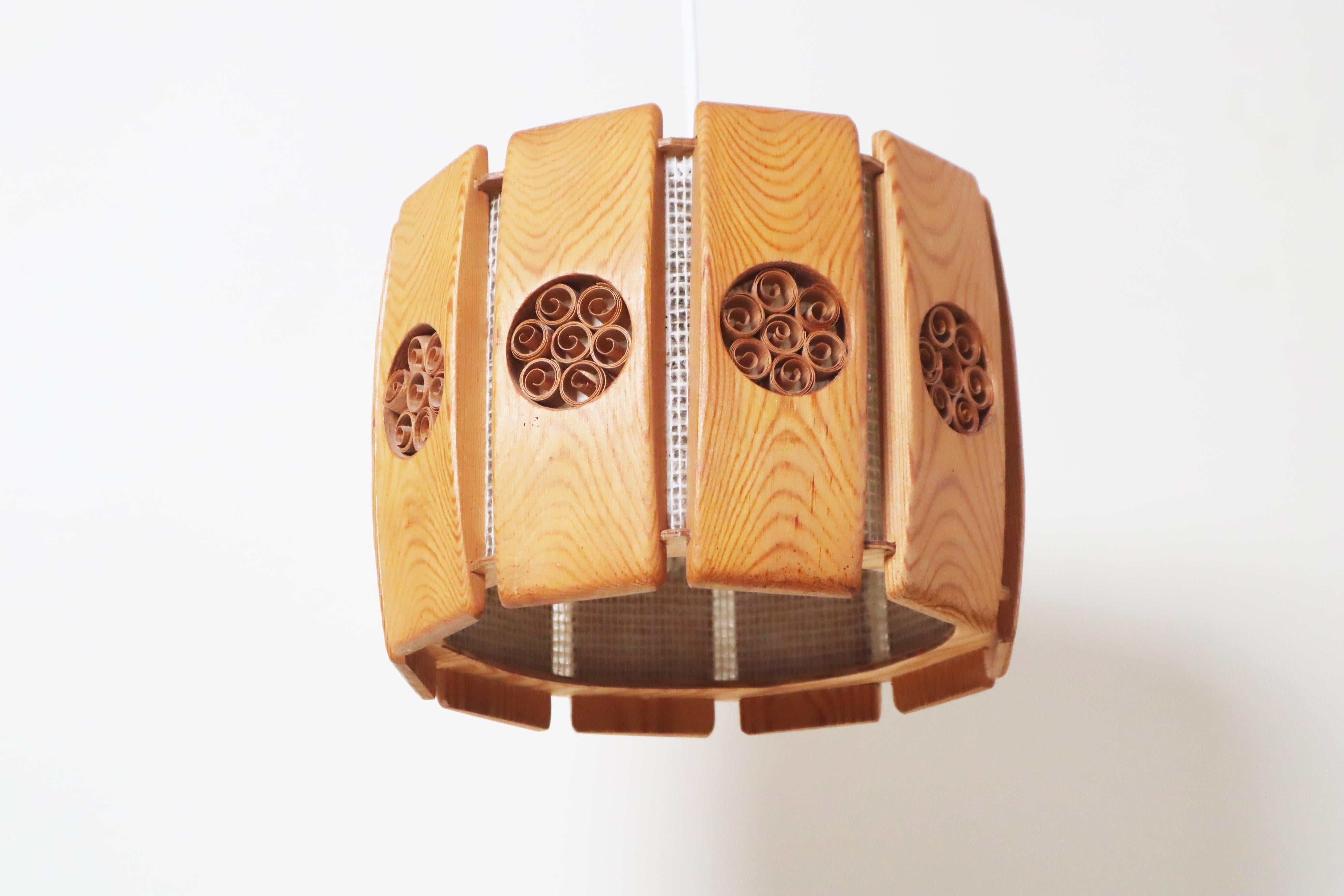 Swedish Pine Pendant Lamp With Chipboard Decorations In Good Condition For Sale In Hannover, DE