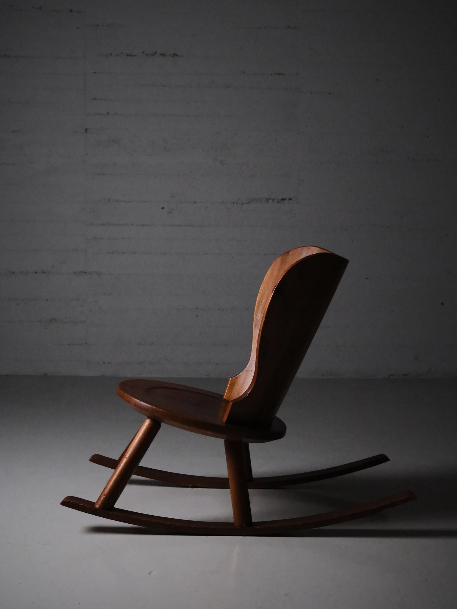 Sedia a dondolo in pino svedese di designer anonimo, anni '30 in vendita 3