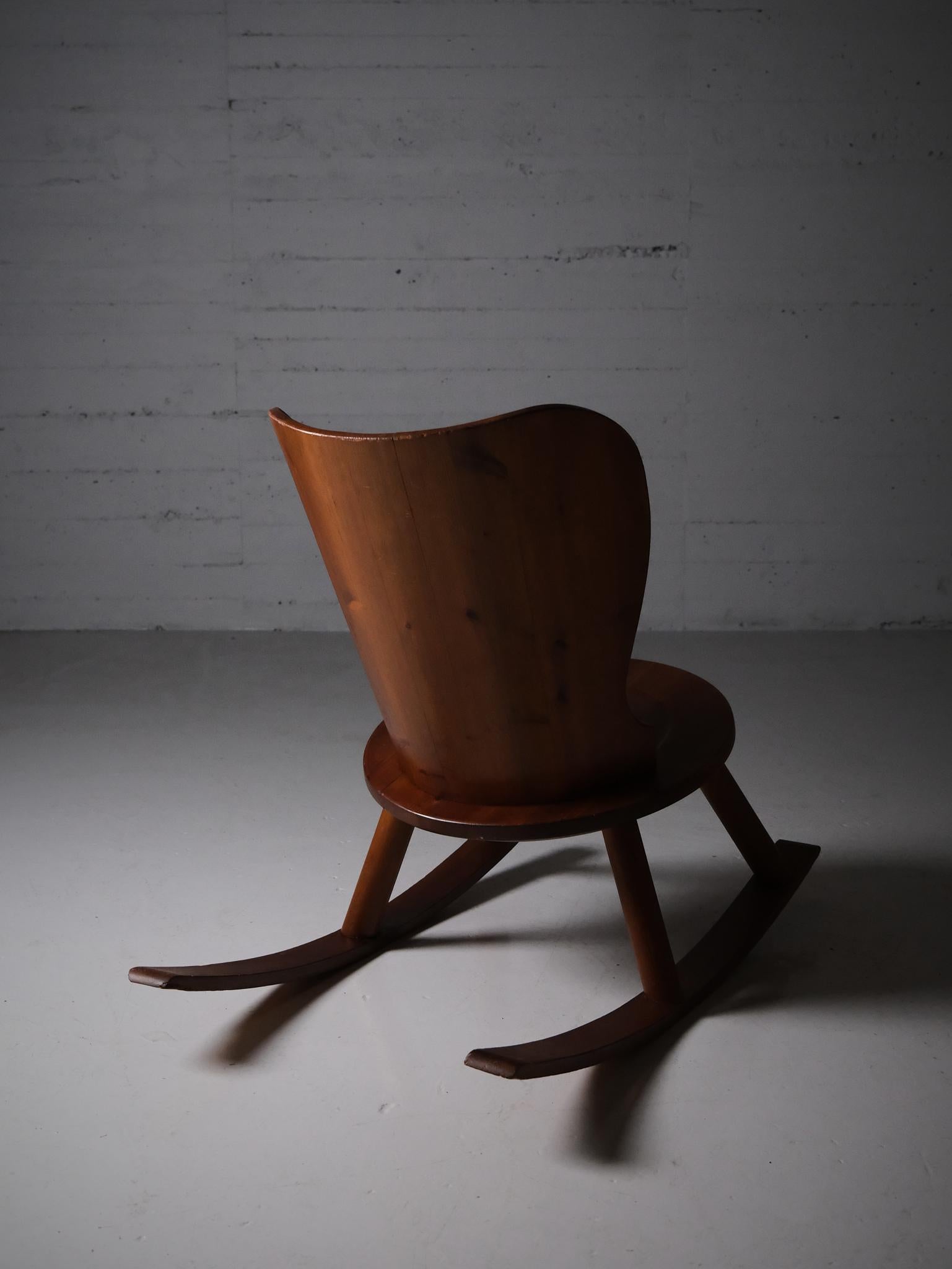 Sedia a dondolo in pino svedese di designer anonimo, anni '30 in vendita 6