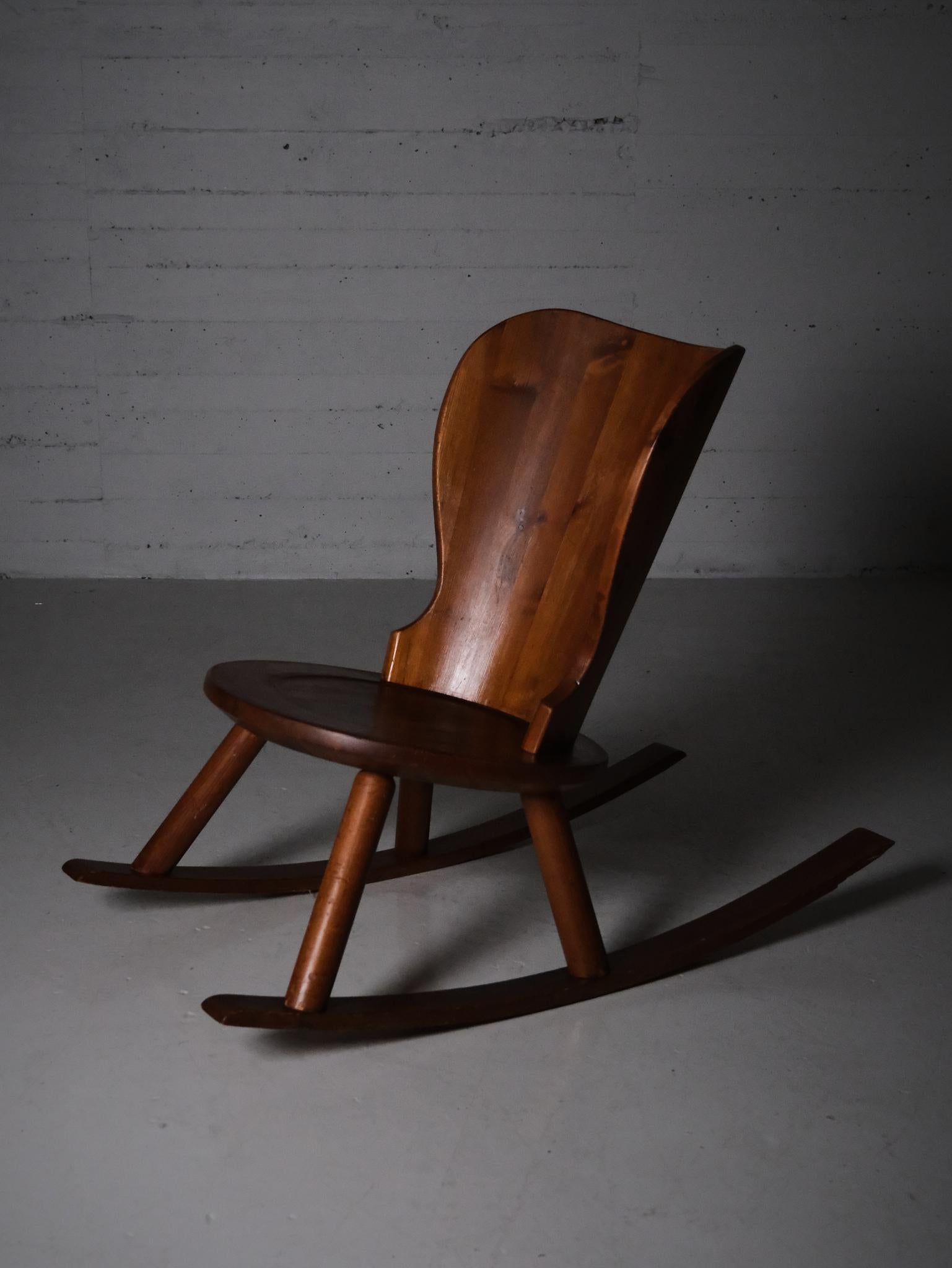 Sedia a dondolo in pino svedese di designer anonimo, anni '30 in vendita 7