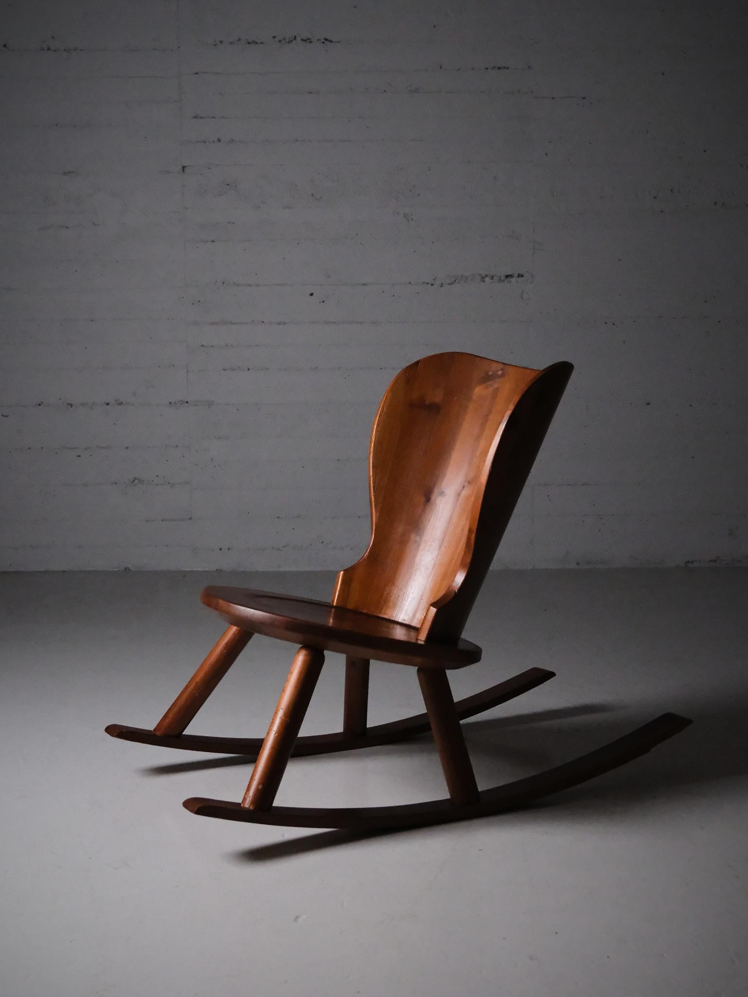 Scandinavo moderno Sedia a dondolo in pino svedese di designer anonimo, anni '30 in vendita