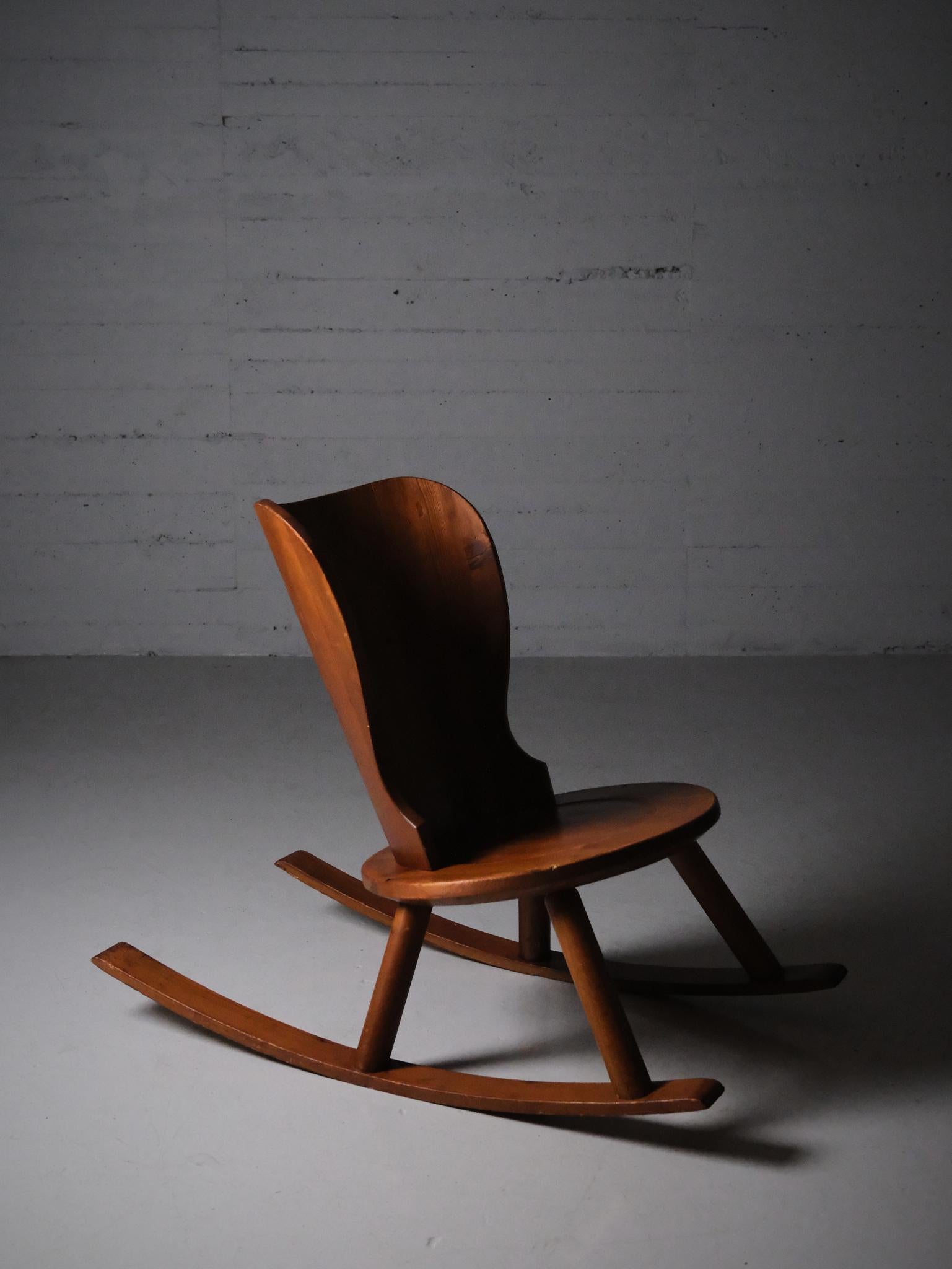 Sedia a dondolo in pino svedese di designer anonimo, anni '30 In condizioni buone in vendita a Eskilstuna, SE