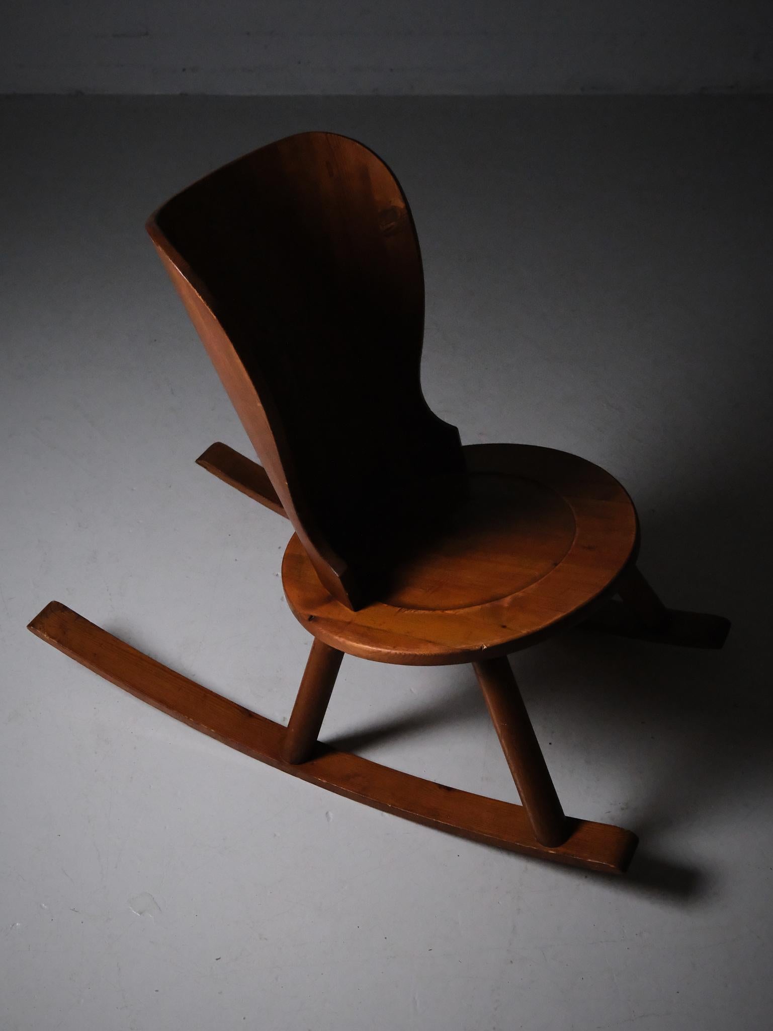 Pino Sedia a dondolo in pino svedese di designer anonimo, anni '30 in vendita