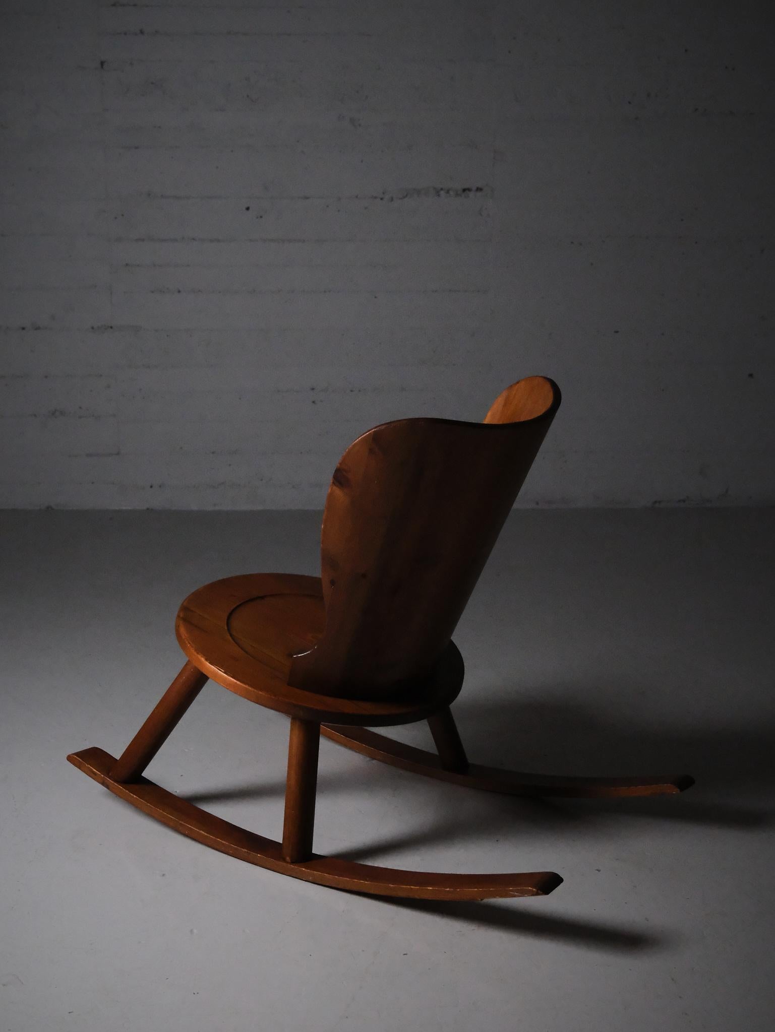 Sedia a dondolo in pino svedese di designer anonimo, anni '30 in vendita 1