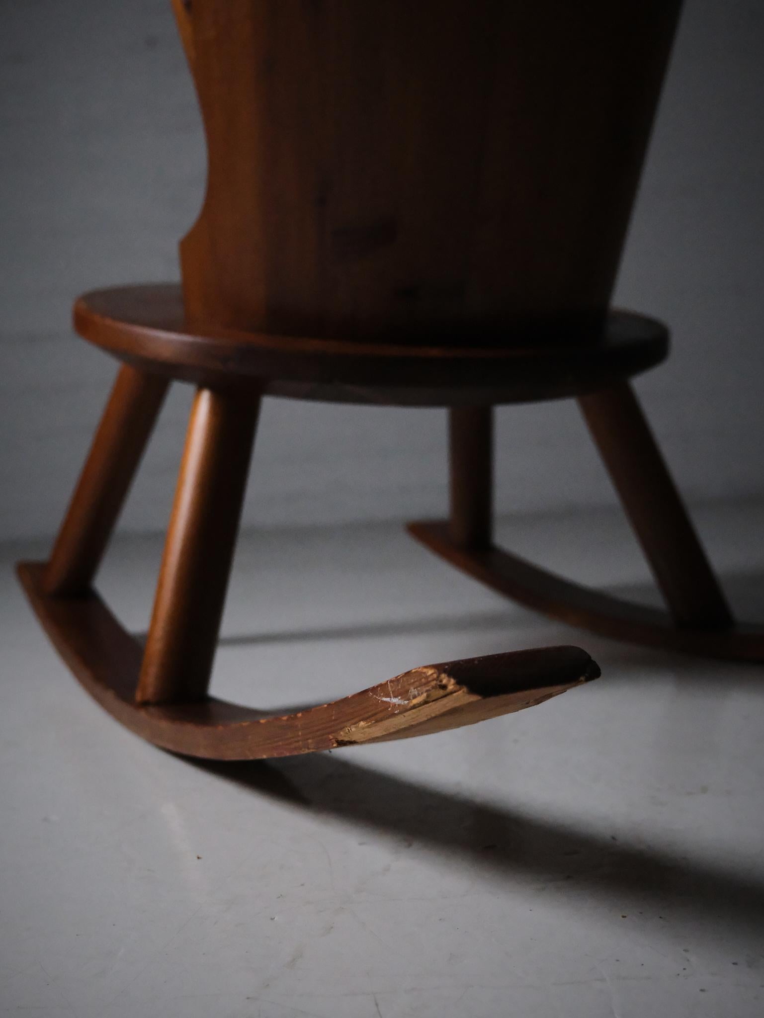 Sedia a dondolo in pino svedese di designer anonimo, anni '30 in vendita 2