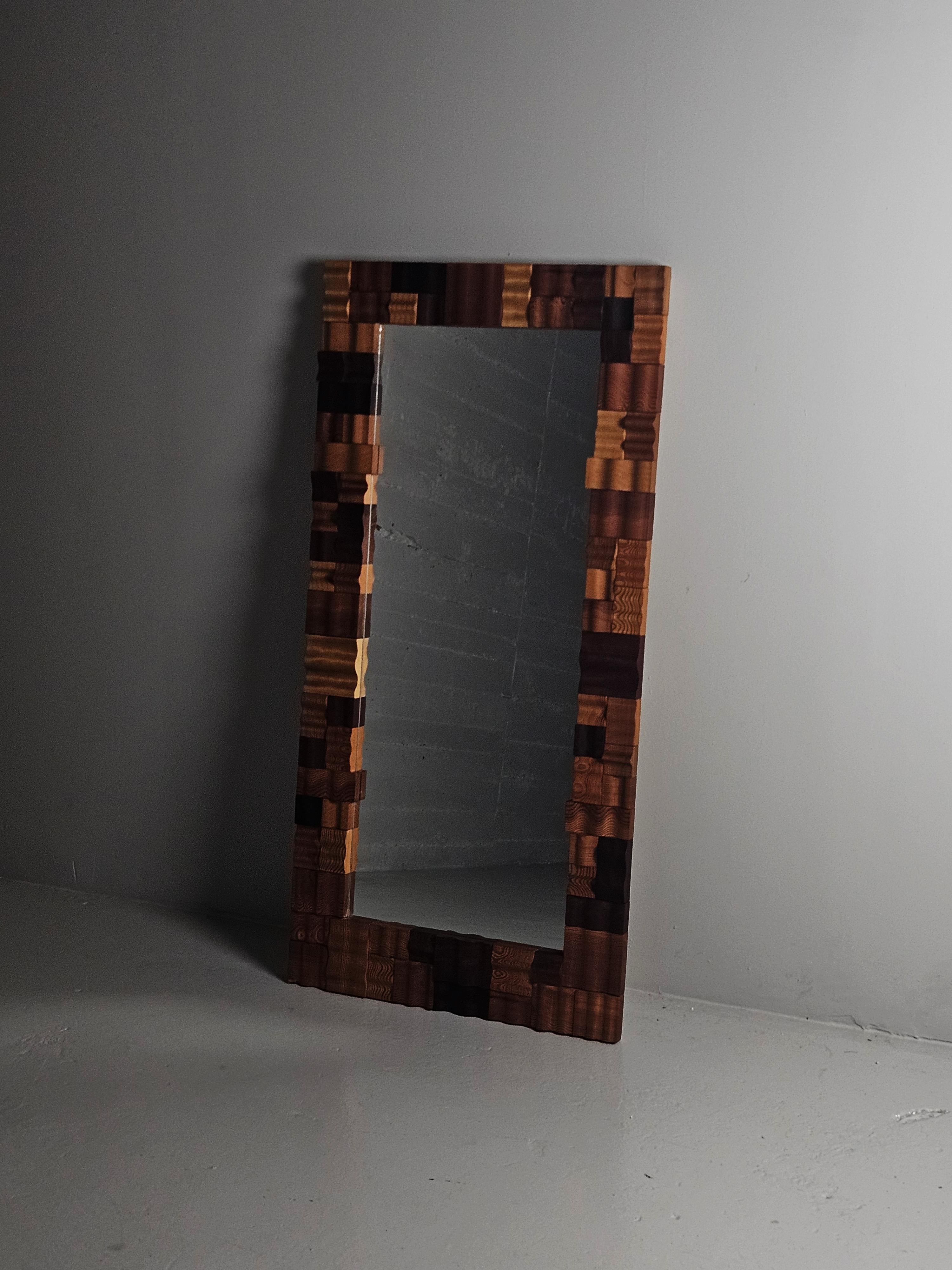 Scandinave moderne Miroir mural sculptural suédois en pin par Gunnar Kanevad, 1985 en vente