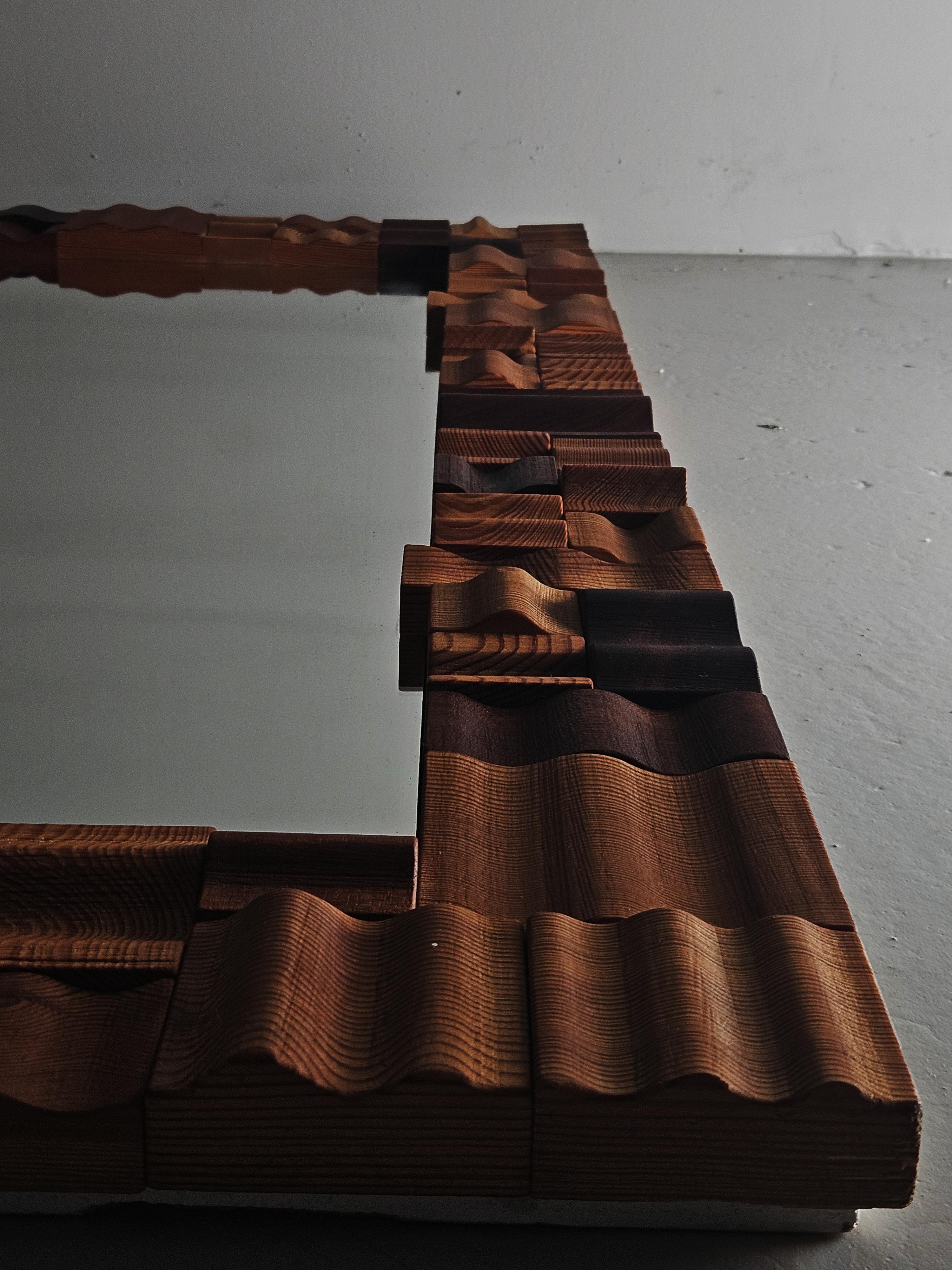 Suédois Miroir mural sculptural suédois en pin par Gunnar Kanevad, 1985 en vente