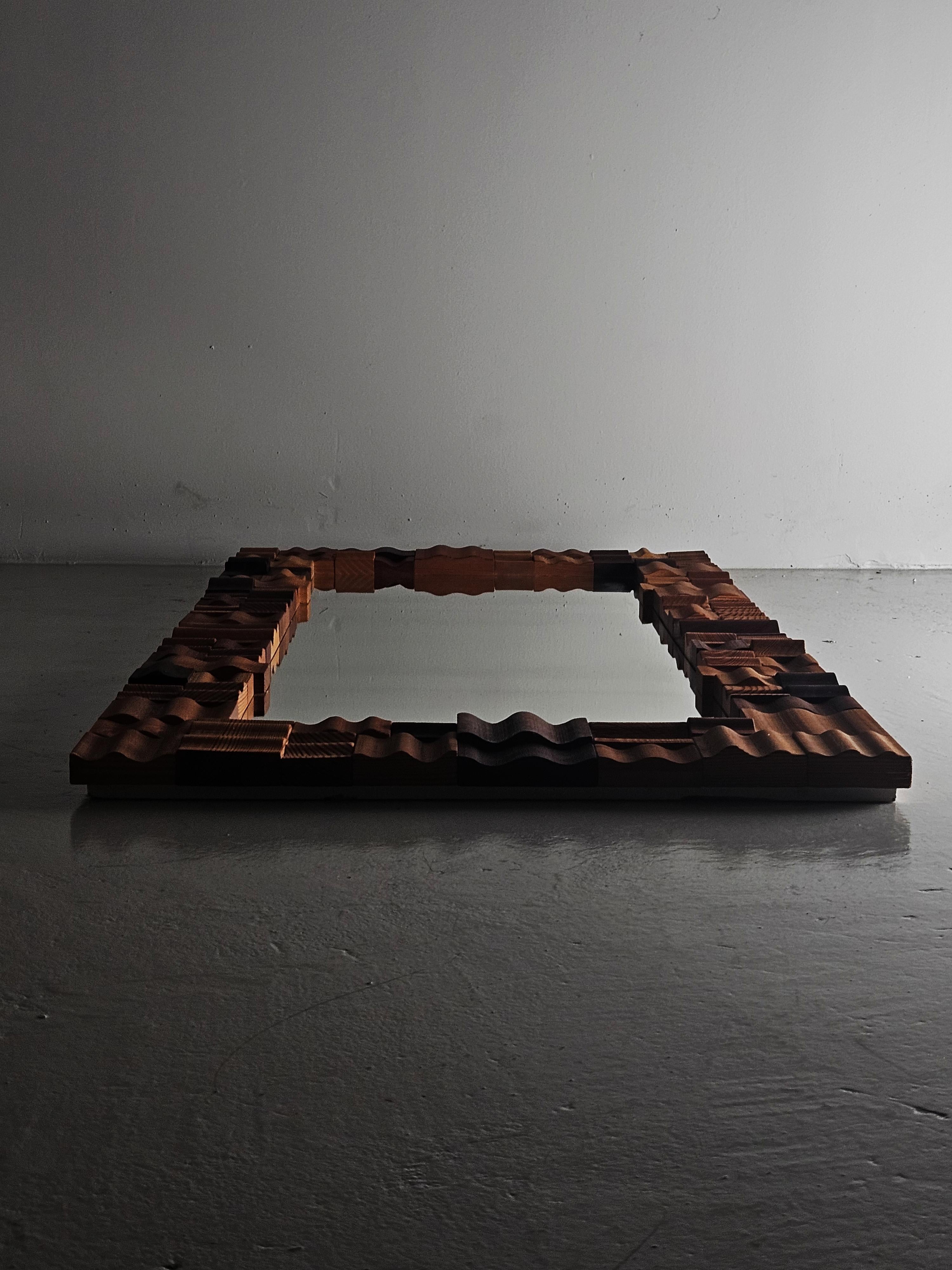 Miroir mural sculptural suédois en pin par Gunnar Kanevad, 1985 Bon état - En vente à Eskilstuna, SE