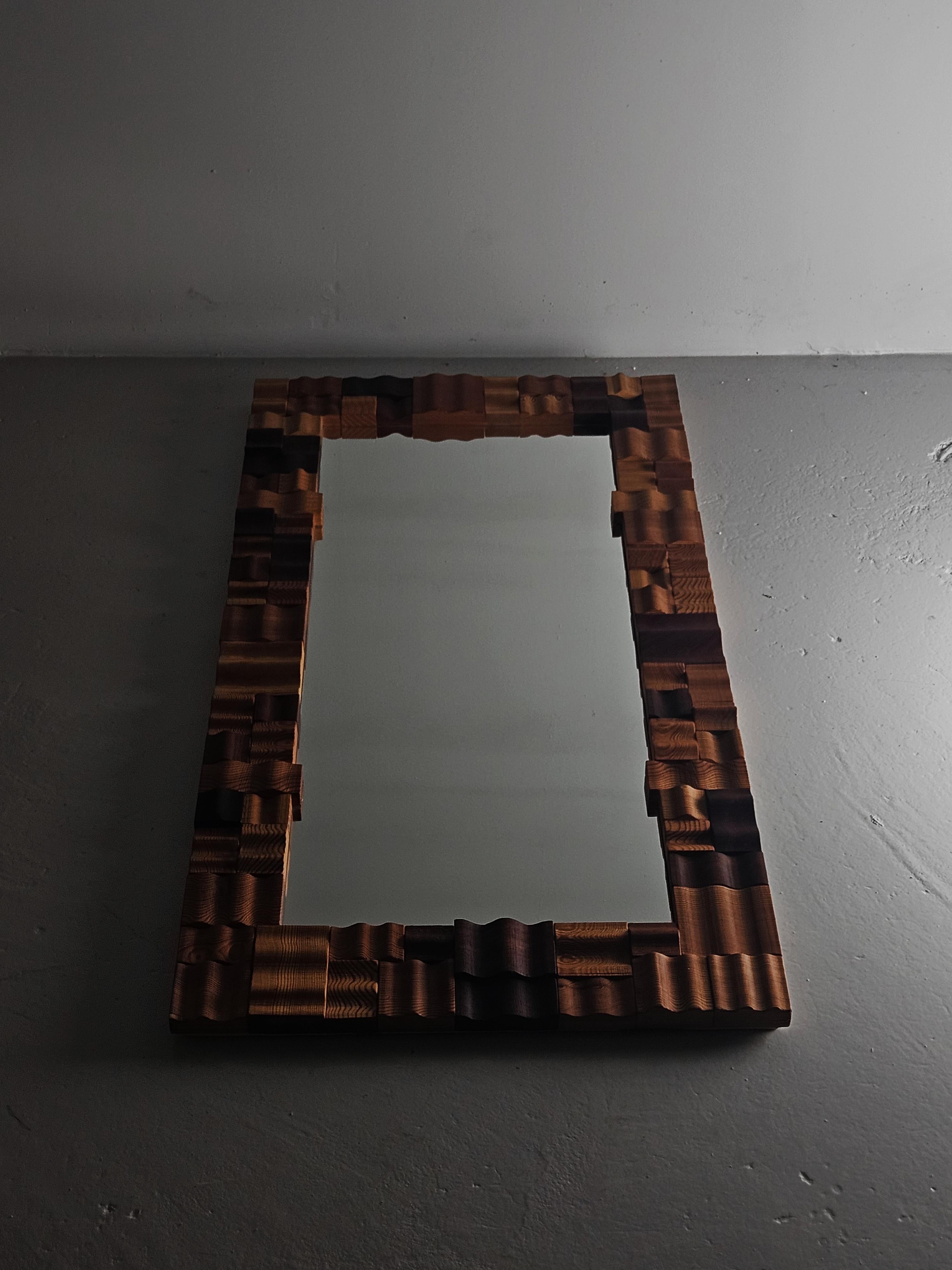 20ième siècle Miroir mural sculptural suédois en pin par Gunnar Kanevad, 1985 en vente