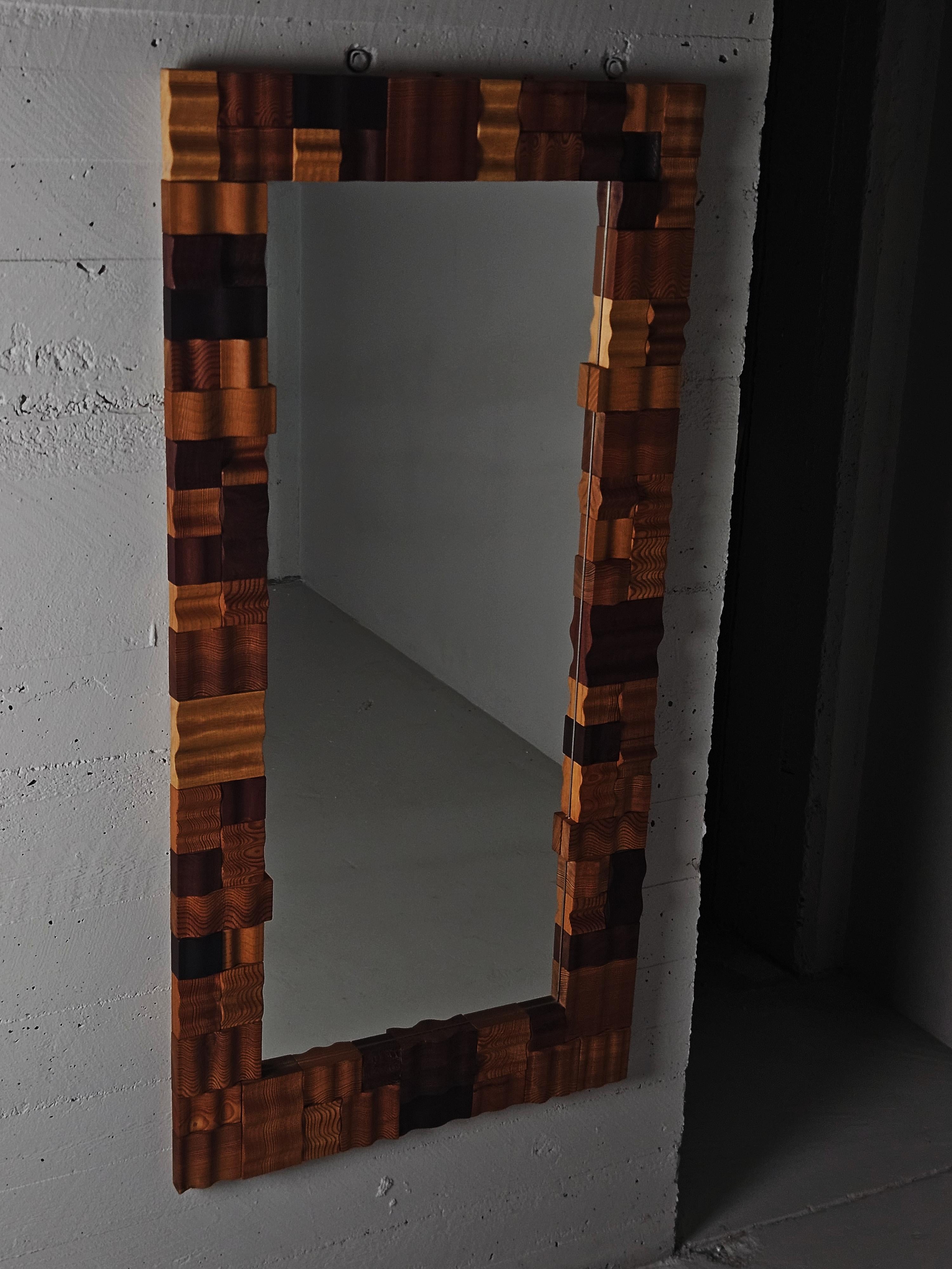 Bois Miroir mural sculptural suédois en pin par Gunnar Kanevad, 1985 en vente