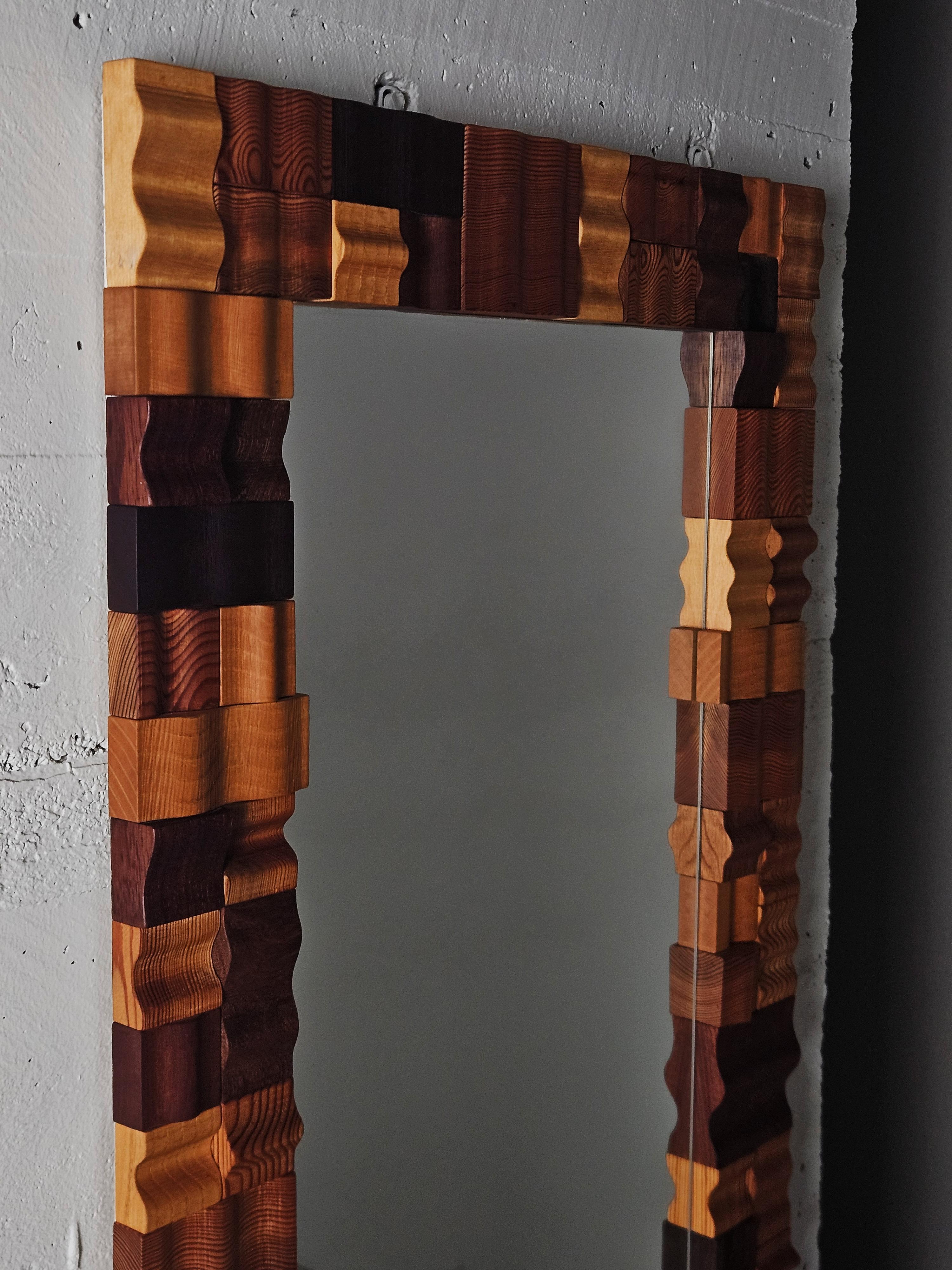 Miroir mural sculptural suédois en pin par Gunnar Kanevad, 1985 en vente 2