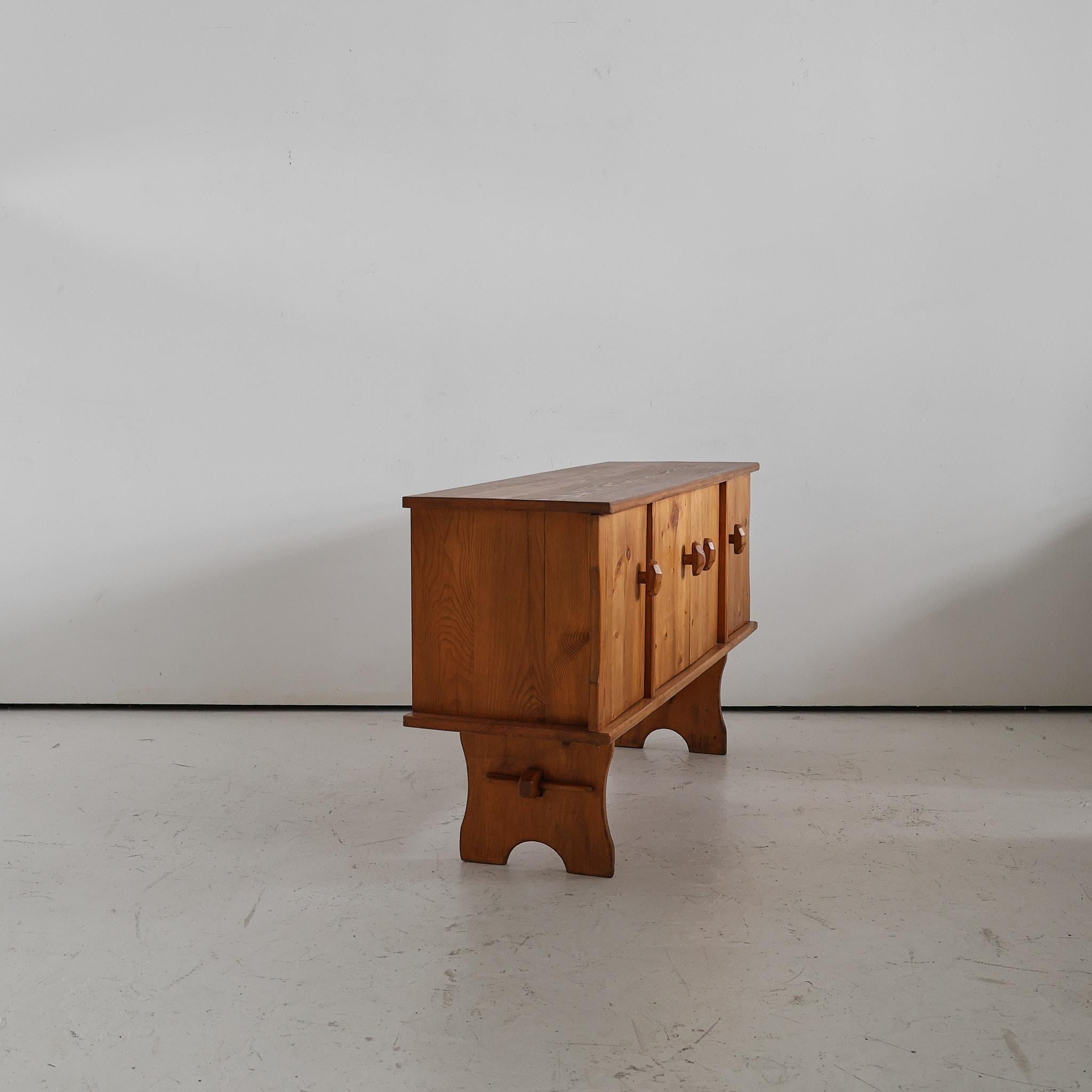 Swedish Pine Sideboard In Good Condition For Sale In London, GB
