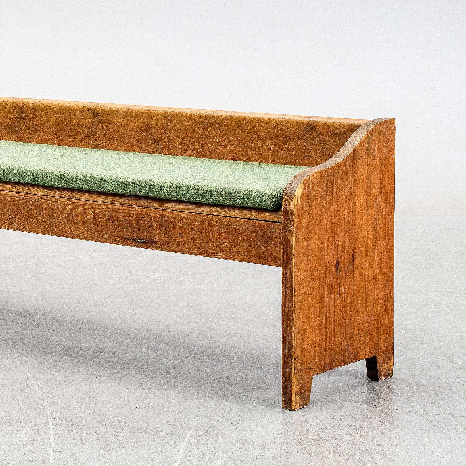 Rare sofa in solid pine and original condition in style of Axel Einar Hjorth's designs for Nordiska Kompaniet Stockholm in the 1930s. Original green wool cushion included and the overall condition is great and the sofa is stable and good to use.
