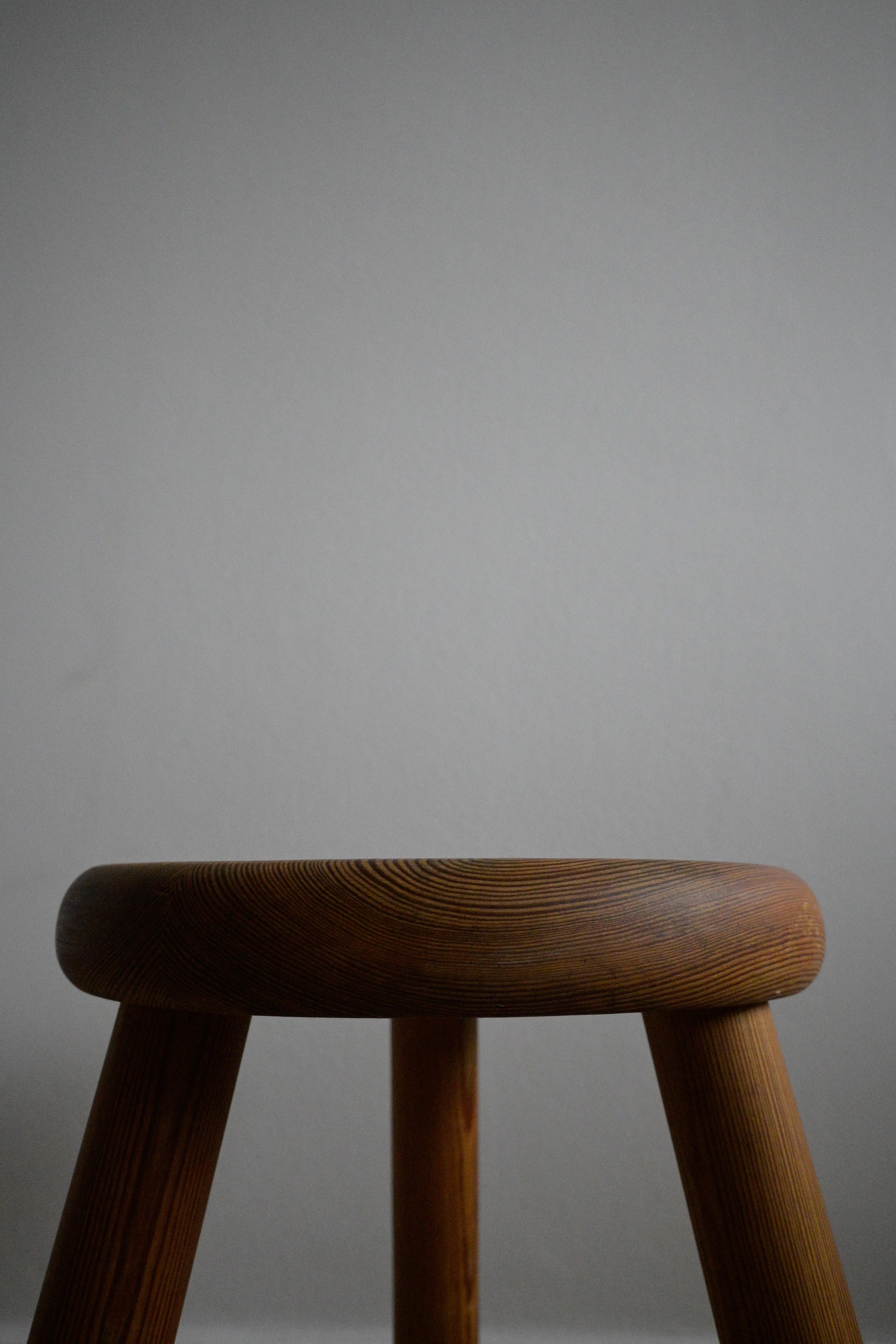 Swedish Pine Stool ca 1960

Consistent with age and use.
Made out of pine wood.

Heigth: 32 cm/12.5 inch
Diameter: 26 cm/10.2 inch