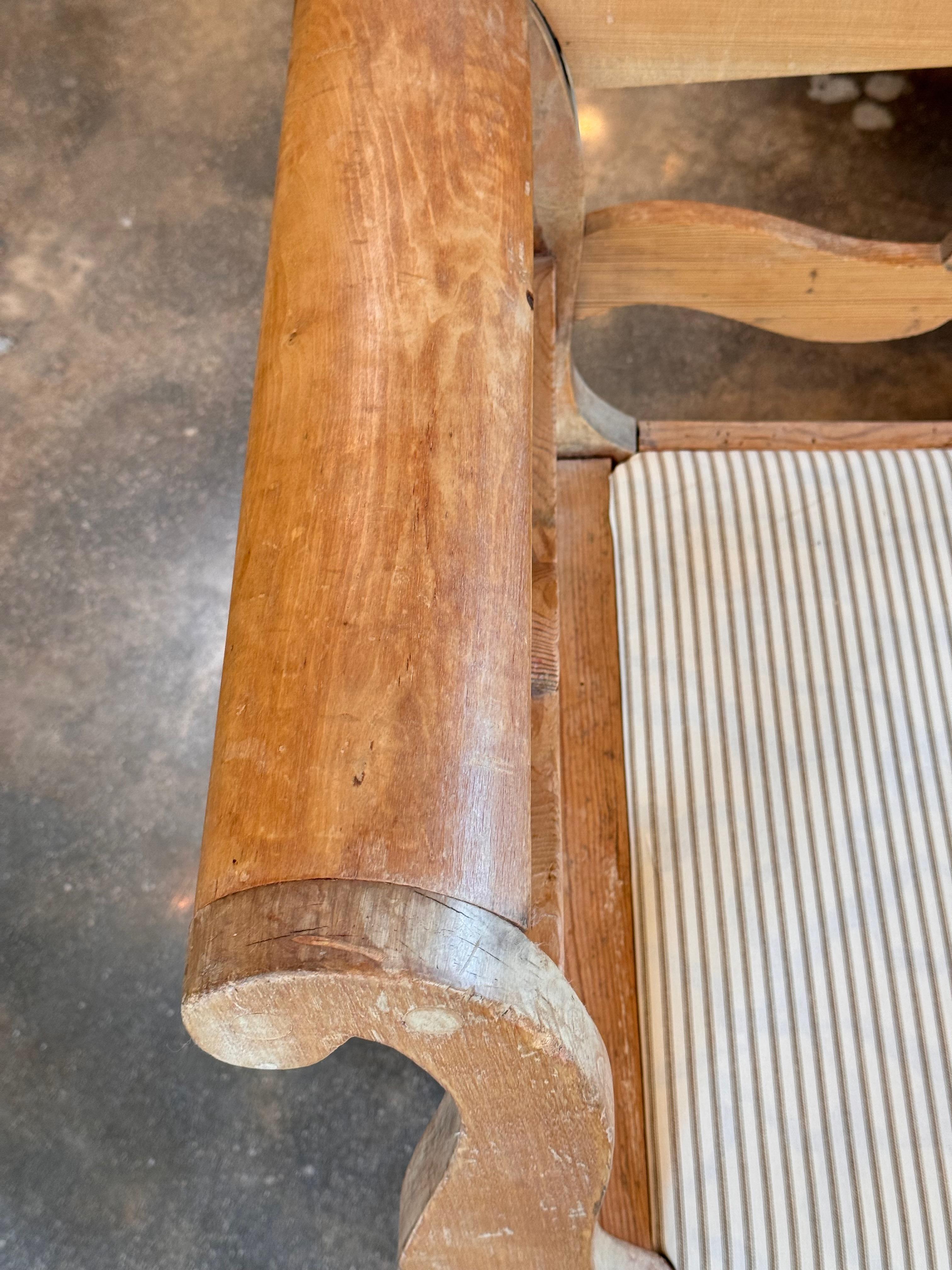 Swedish Pine Storage Bench With Carved Back im Angebot 4