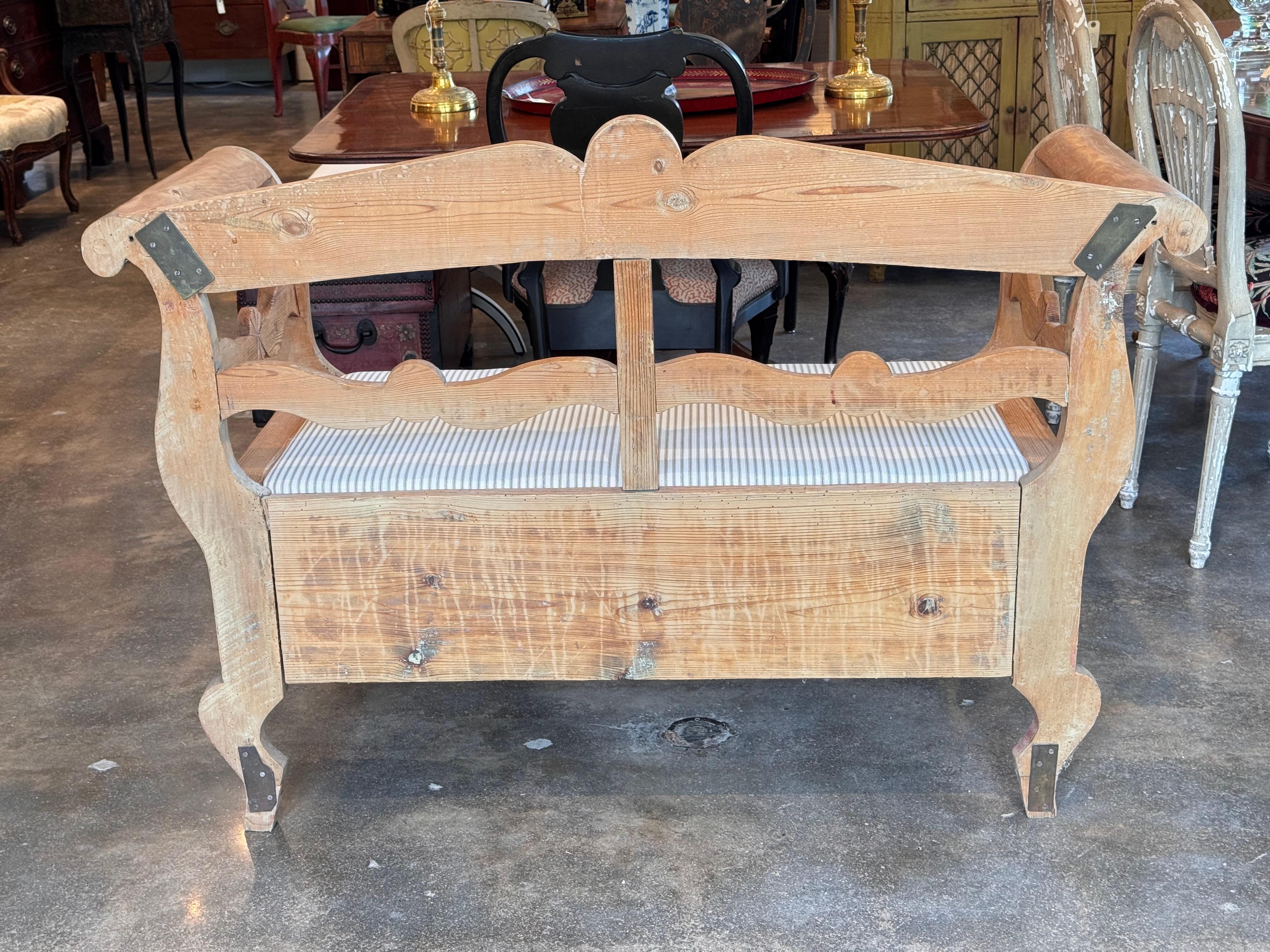 Swedish Pine Storage Bench With Carved Back im Angebot 5