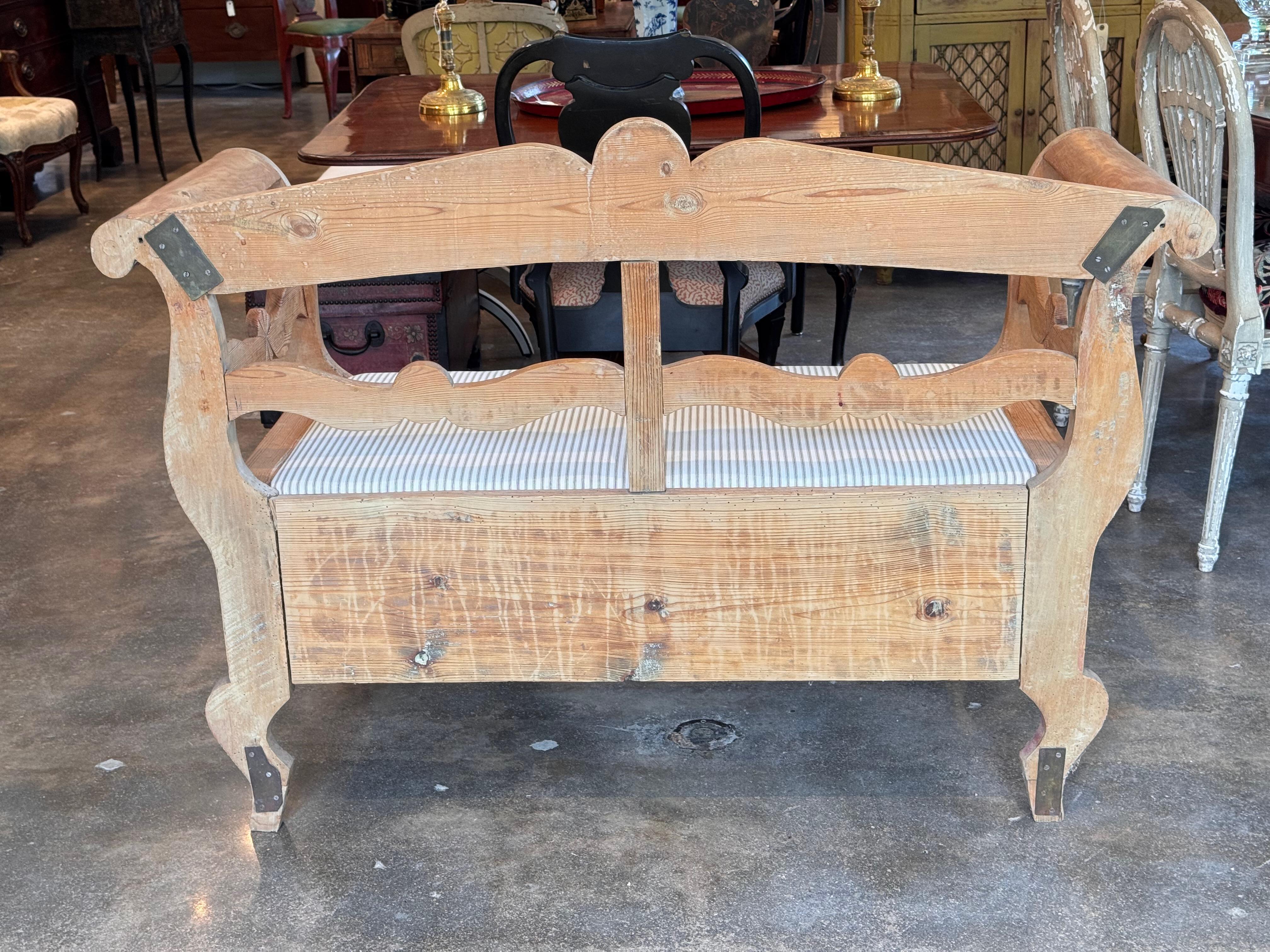 Swedish Pine Storage Bench With Carved Back im Angebot 6