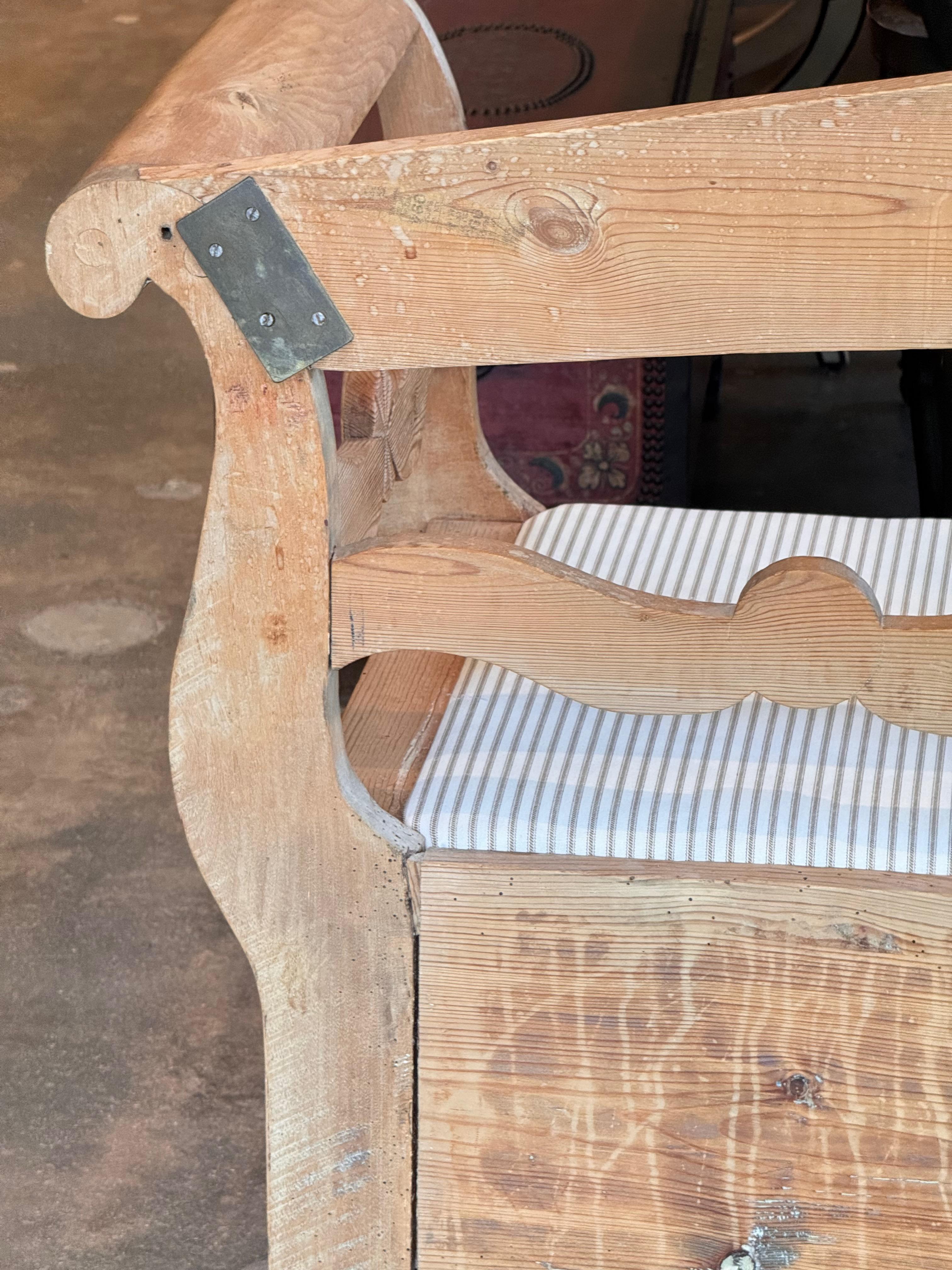 Swedish Pine Storage Bench With Carved Back im Angebot 7