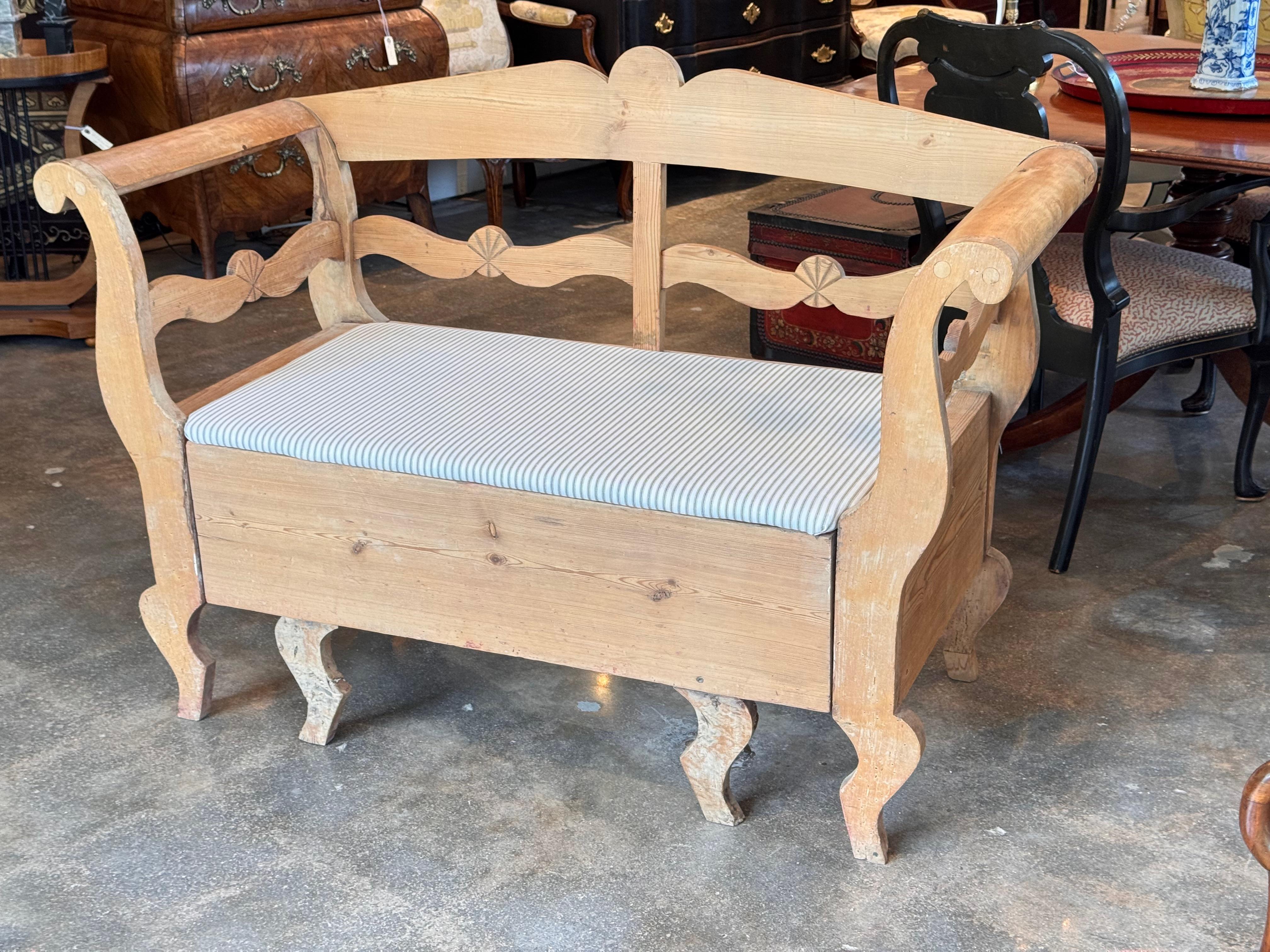 Swedish Pine Storage Bench With Carved Back (Schwedisch) im Angebot