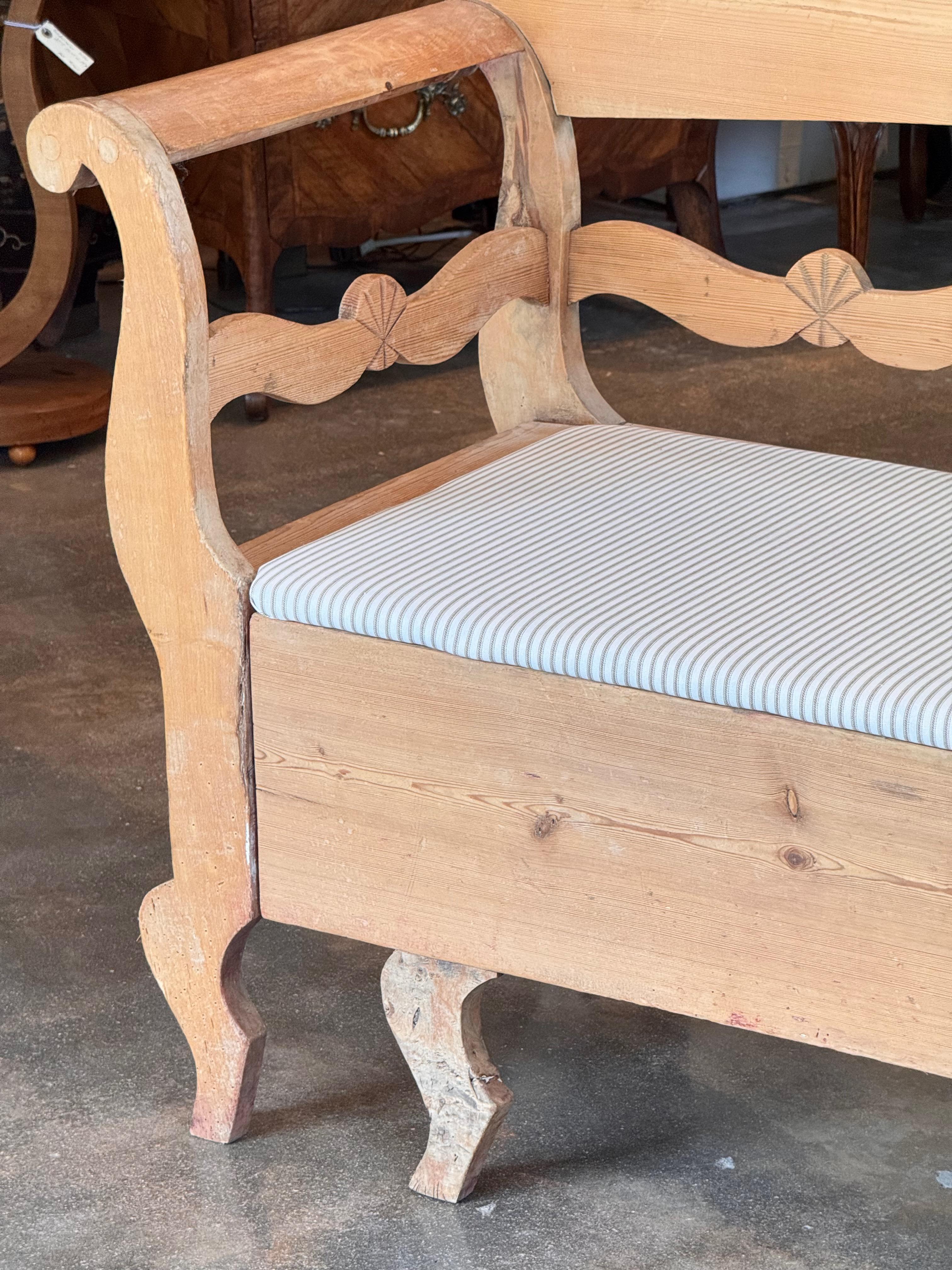 Swedish Pine Storage Bench With Carved Back im Zustand „Gut“ im Angebot in Charlottesville, VA
