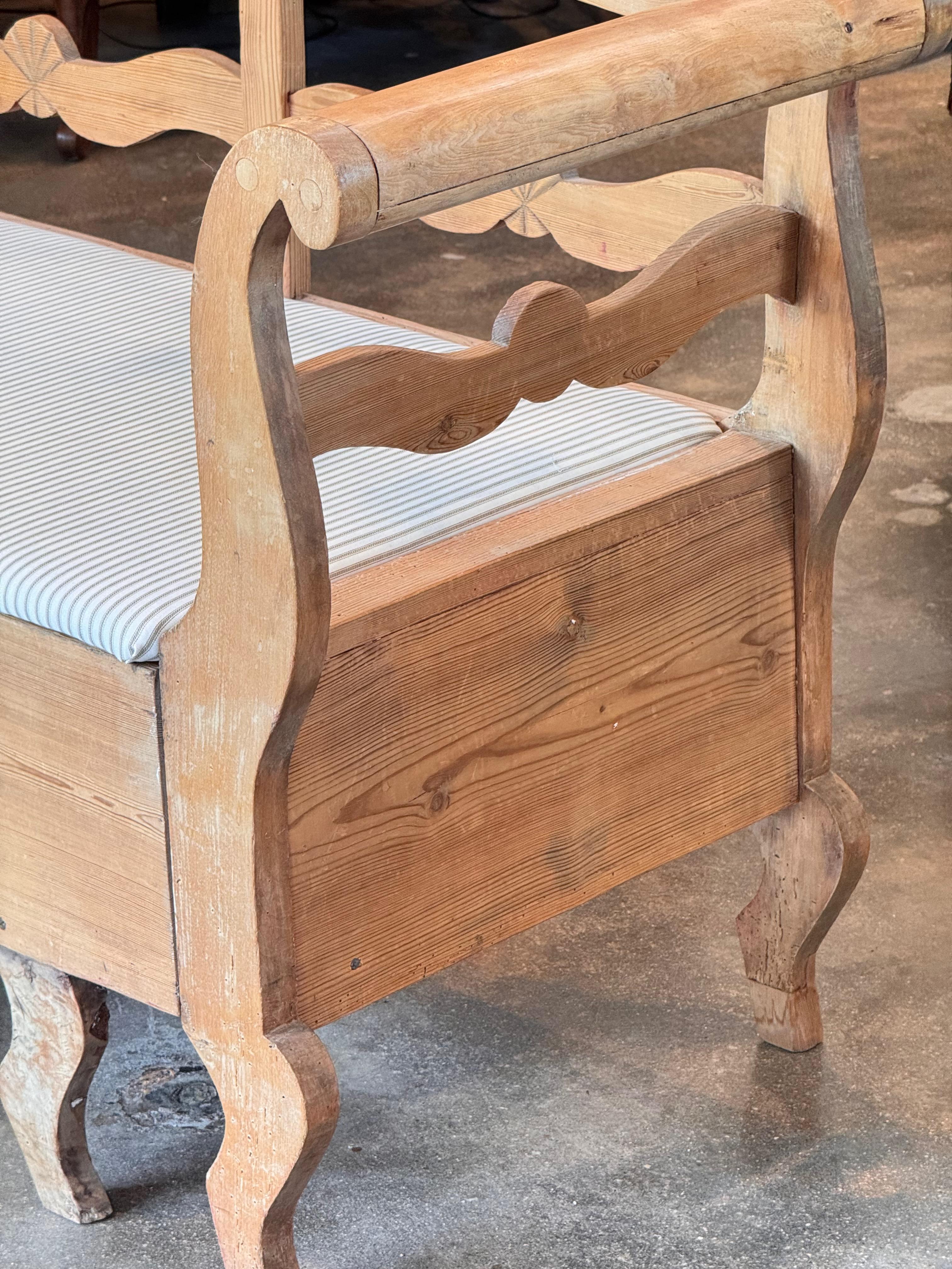 Swedish Pine Storage Bench With Carved Back (19. Jahrhundert) im Angebot