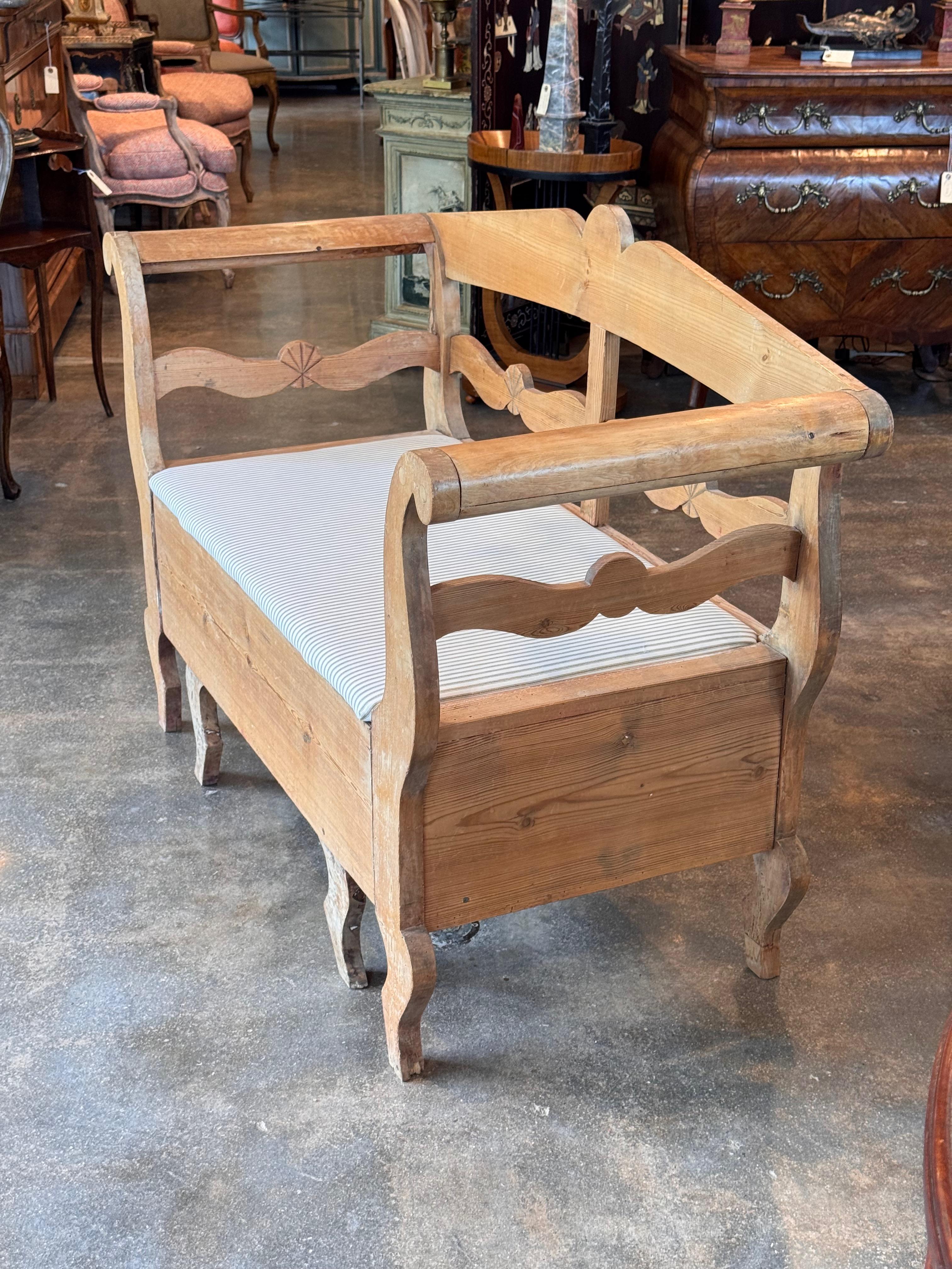Swedish Pine Storage Bench With Carved Back (Stoff) im Angebot