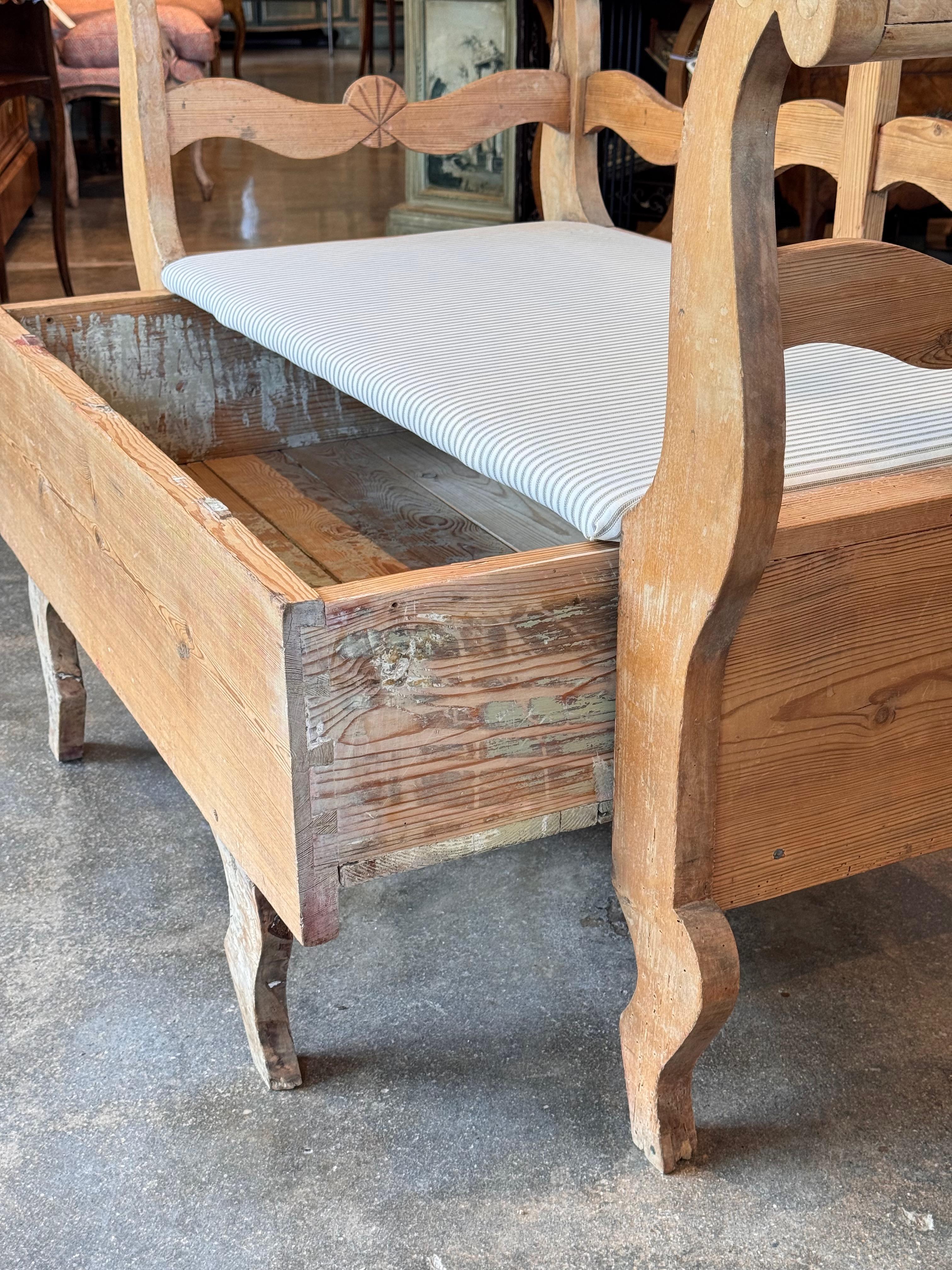 Swedish Pine Storage Bench With Carved Back im Angebot 1
