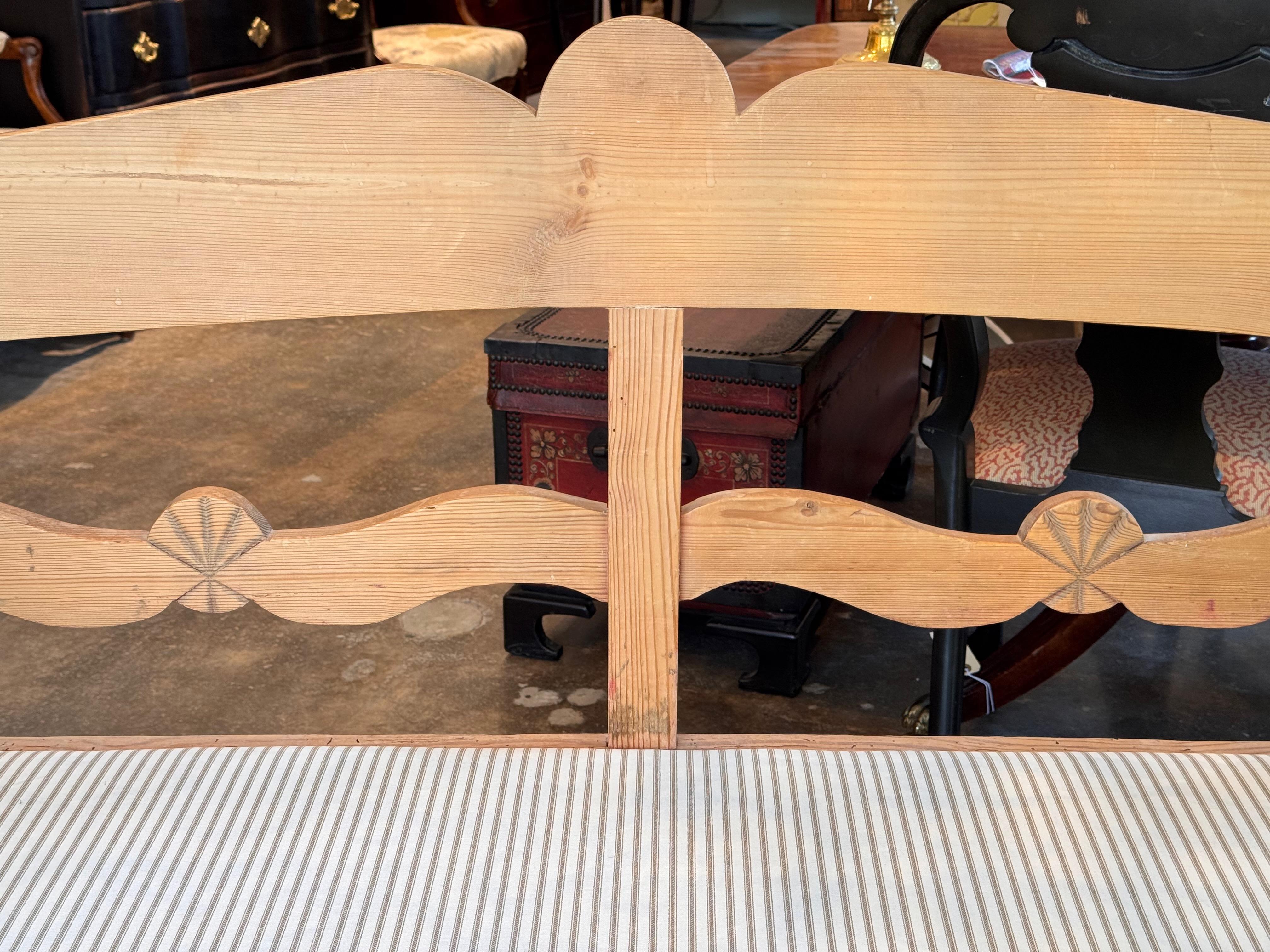 Swedish Pine Storage Bench With Carved Back im Angebot 3