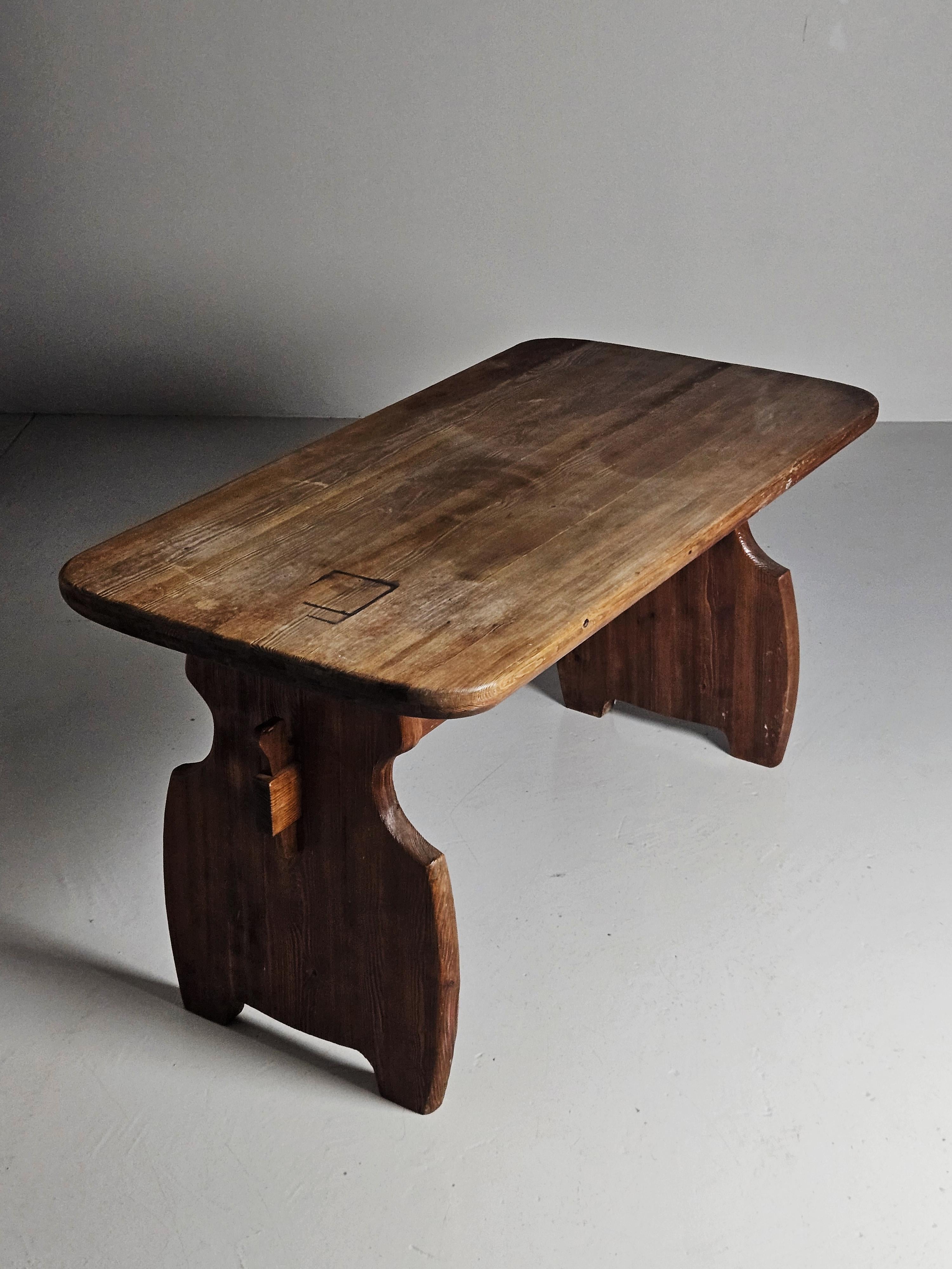 Swedish pine table by unknown designer from the 1940s In Fair Condition For Sale In Eskilstuna, SE