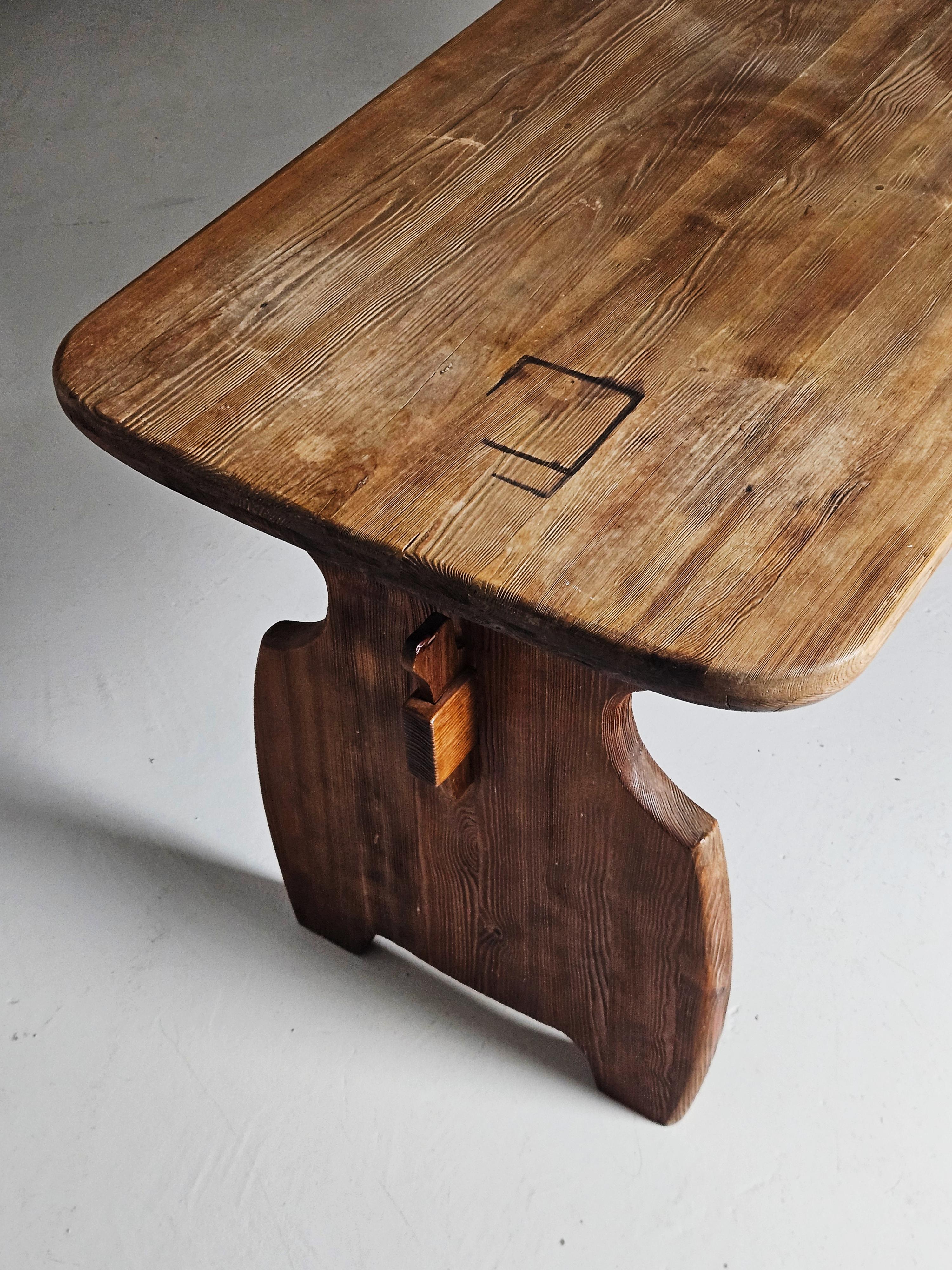 Swedish pine table by unknown designer from the 1940s For Sale 1