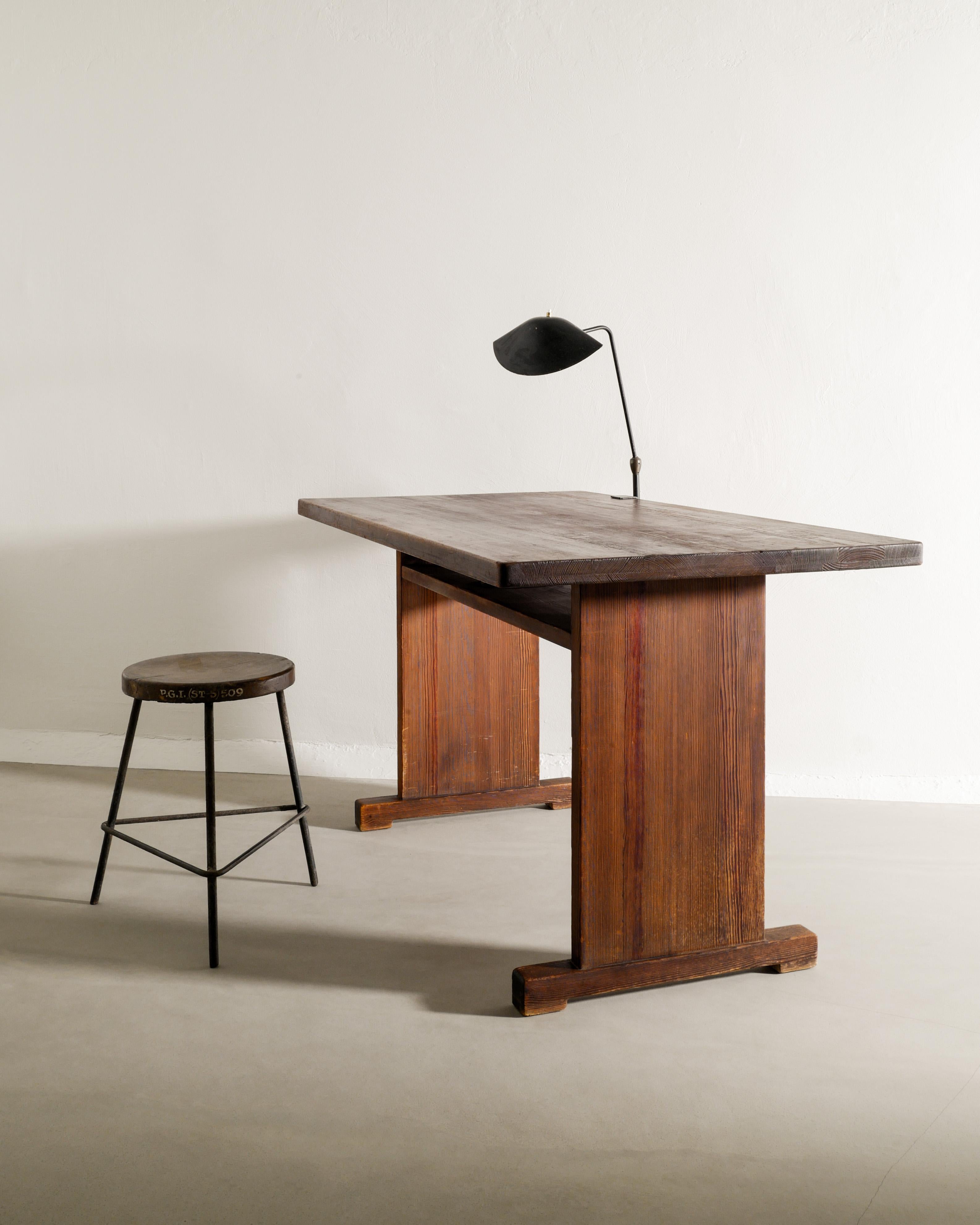 Table/bureau suédoise en pin dans le style d'Axel Einar Hjorth produit en Suède dans les années 1930 Bon état - En vente à Stockholm, SE
