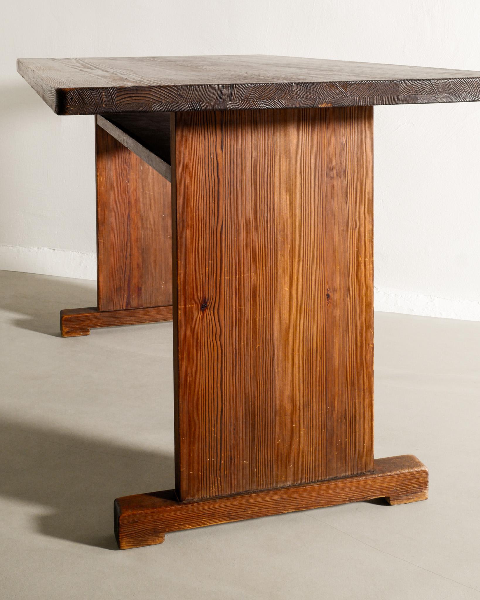 Pin Table/bureau suédoise en pin dans le style d'Axel Einar Hjorth produit en Suède dans les années 1930 en vente
