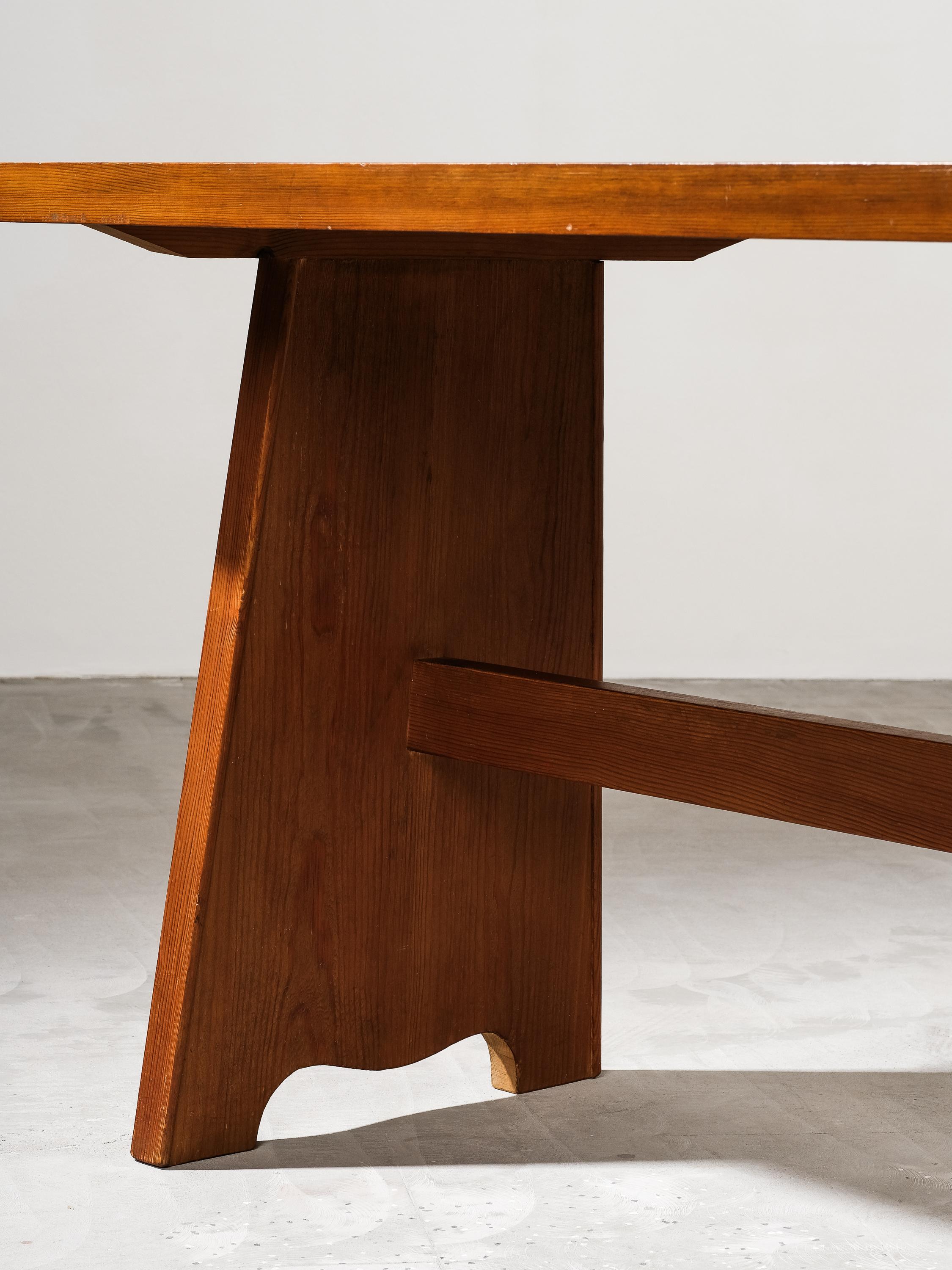 Swedish Pine Trestle Dining Table, Style of Malmsten, Malmvall or Hjorth, 1940s Bon état - En vente à Karis, Nyland