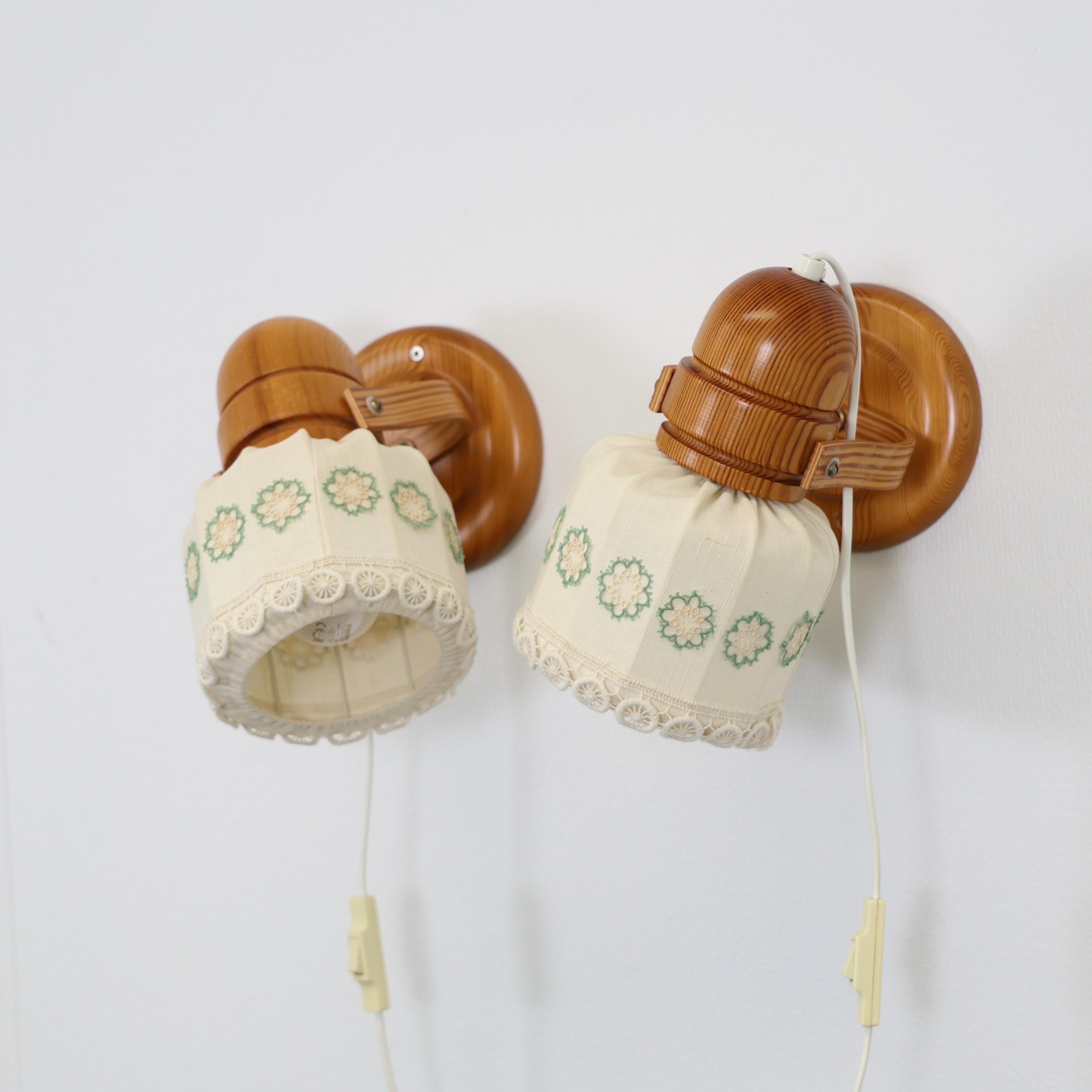 Schwedische Kiefer Wood Sconces mit floralen Stickereien von Markslöjd, Schweden, 1980er (Skandinavische Moderne) im Angebot