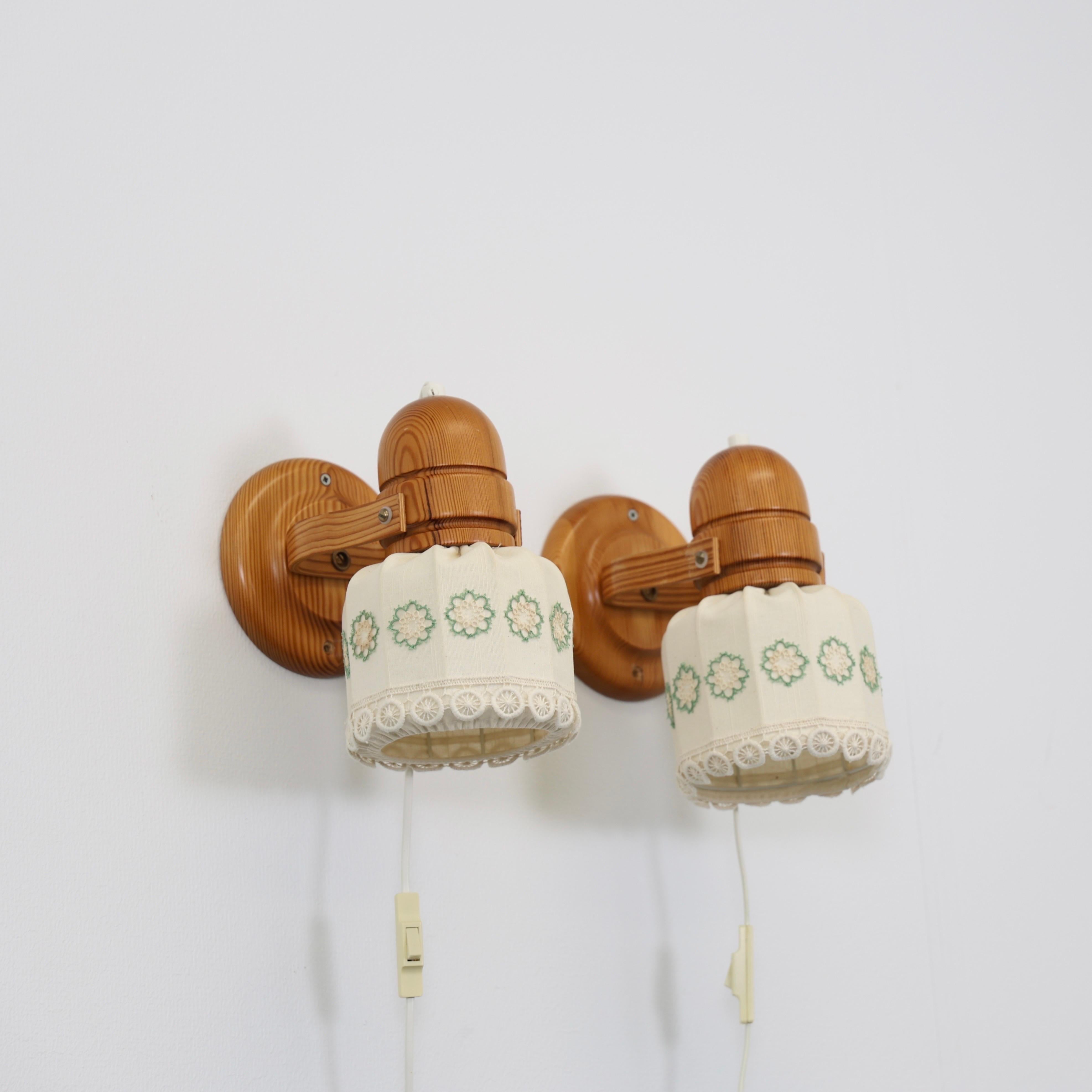 Schwedische Kiefer Wood Sconces mit floralen Stickereien von Markslöjd, Schweden, 1980er im Zustand „Gut“ im Angebot in Værløse, DK