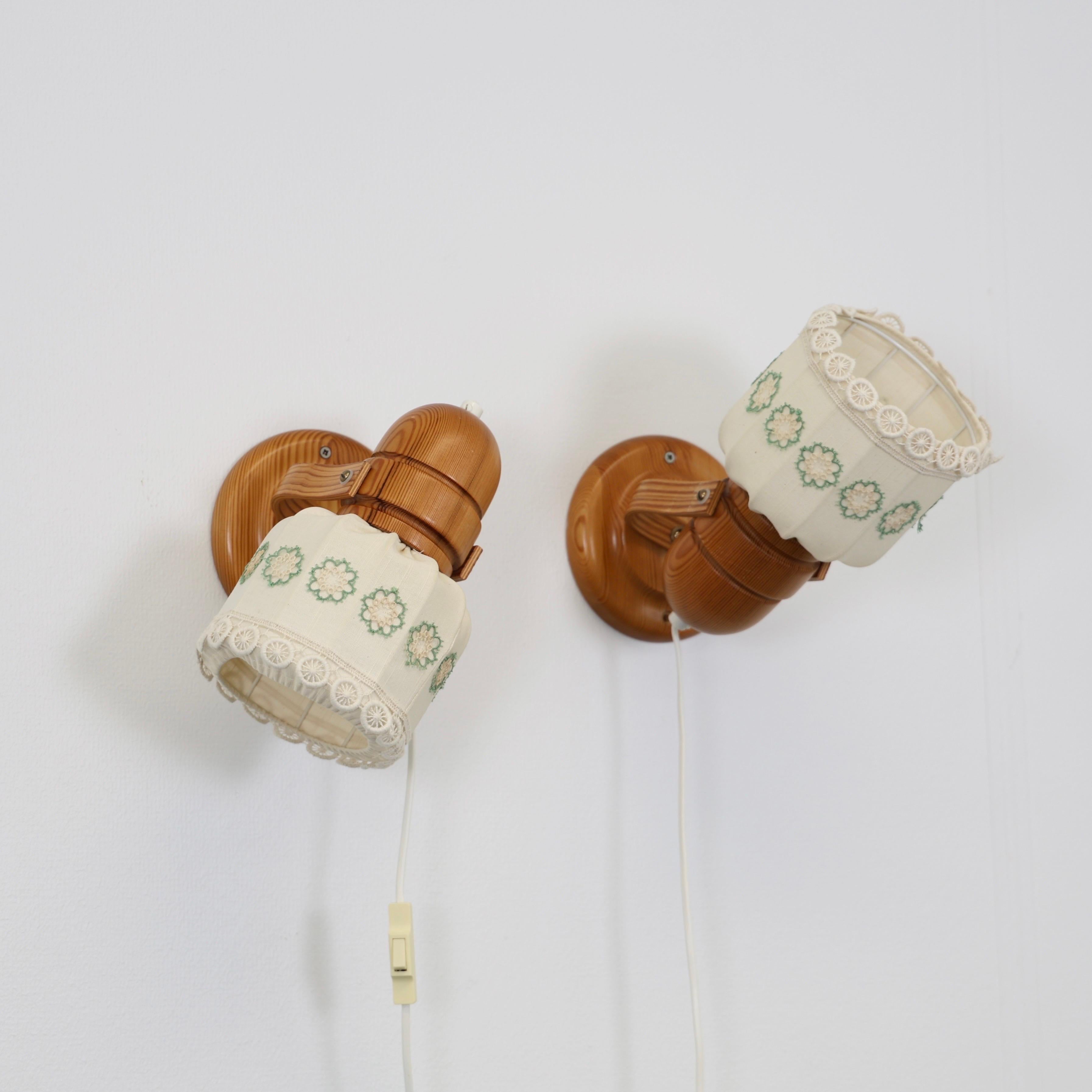 Schwedische Kiefer Wood Sconces mit floralen Stickereien von Markslöjd, Schweden, 1980er (Ende des 20. Jahrhunderts) im Angebot