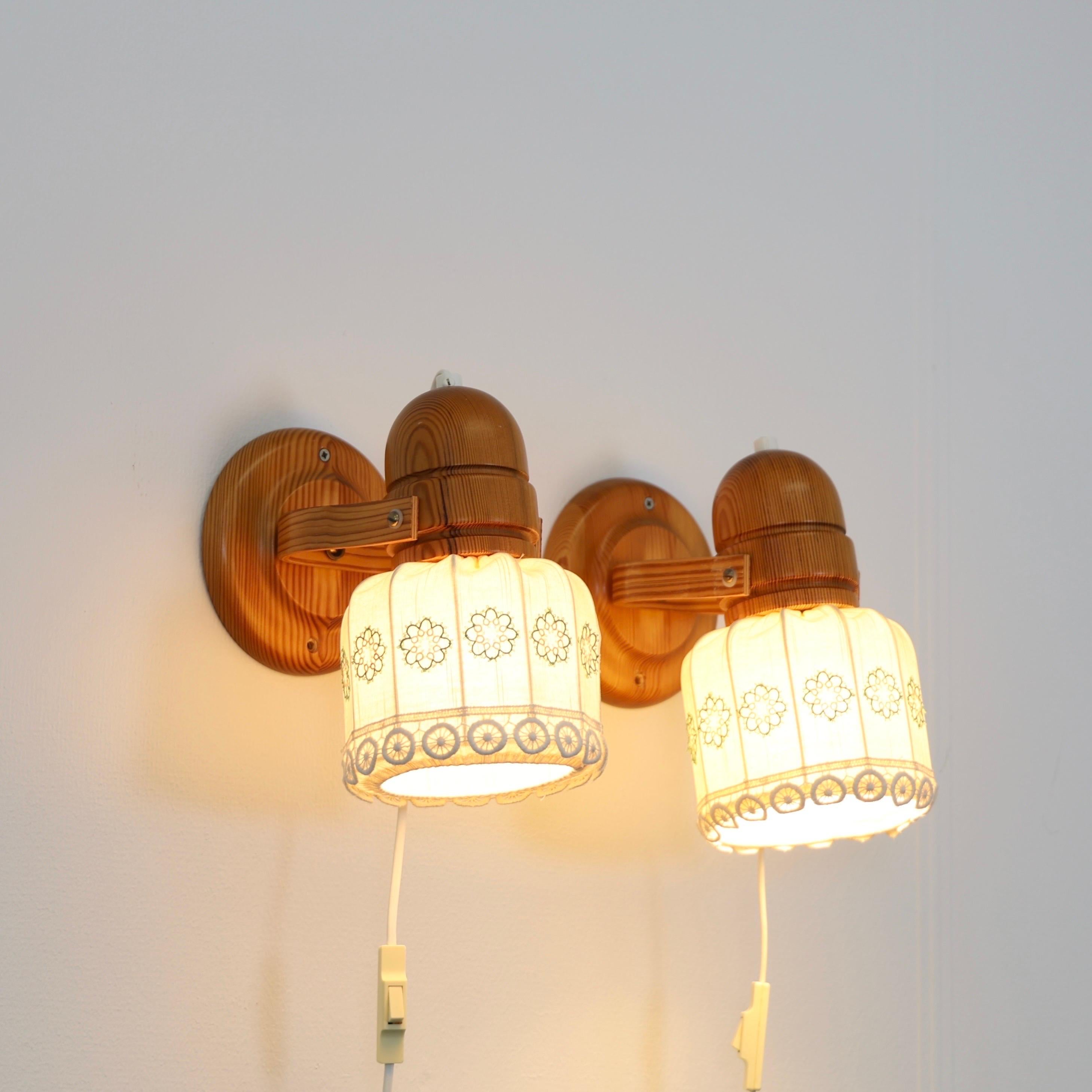 Schwedische Kiefer Wood Sconces mit floralen Stickereien von Markslöjd, Schweden, 1980er (Holz) im Angebot