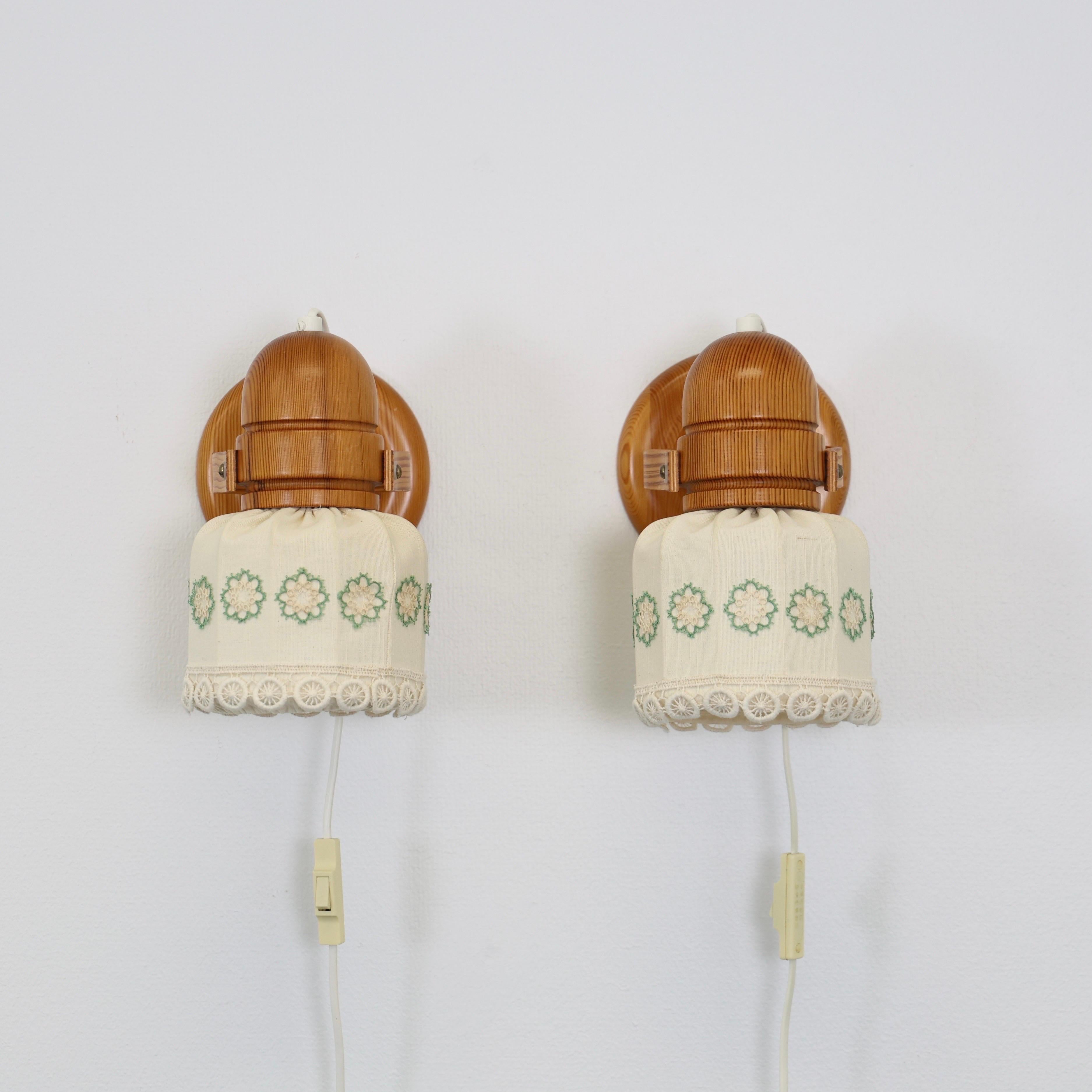 Schwedische Kiefer Wood Sconces mit floralen Stickereien von Markslöjd, Schweden, 1980er im Angebot 1