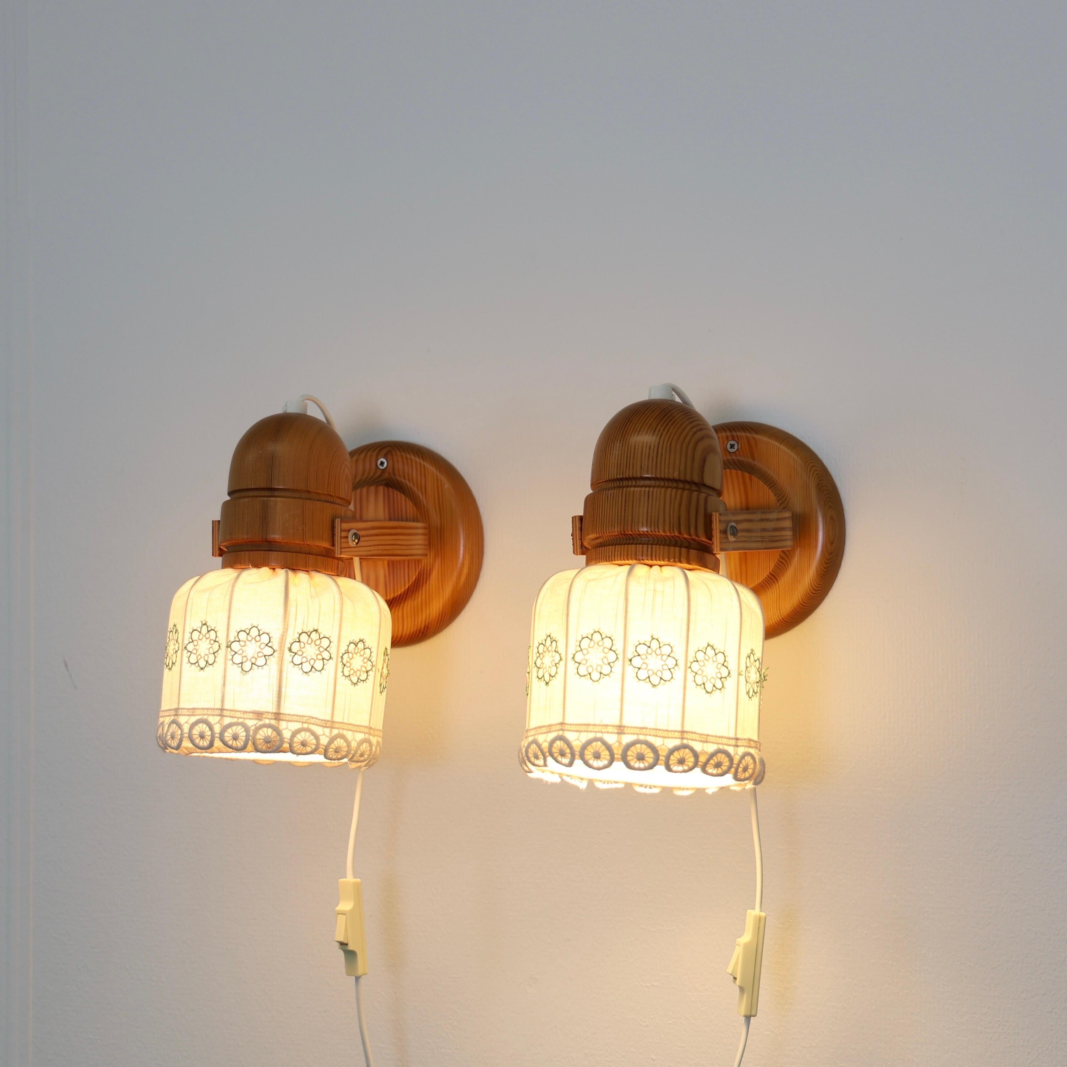 Schwedische Kiefer Wood Sconces mit floralen Stickereien von Markslöjd, Schweden, 1980er im Angebot 2