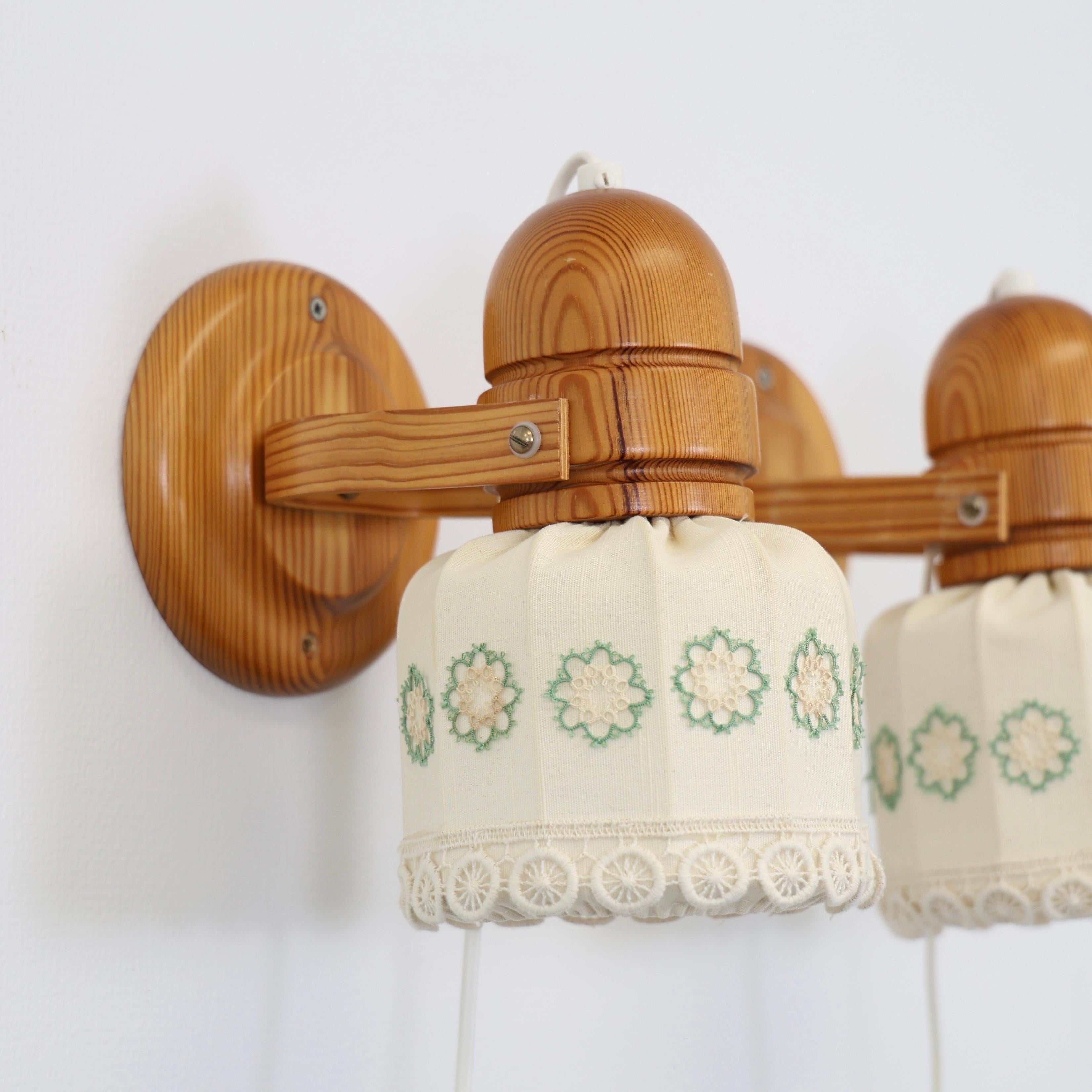 Schwedische Kiefer Wood Sconces mit floralen Stickereien von Markslöjd, Schweden, 1980er im Angebot 3