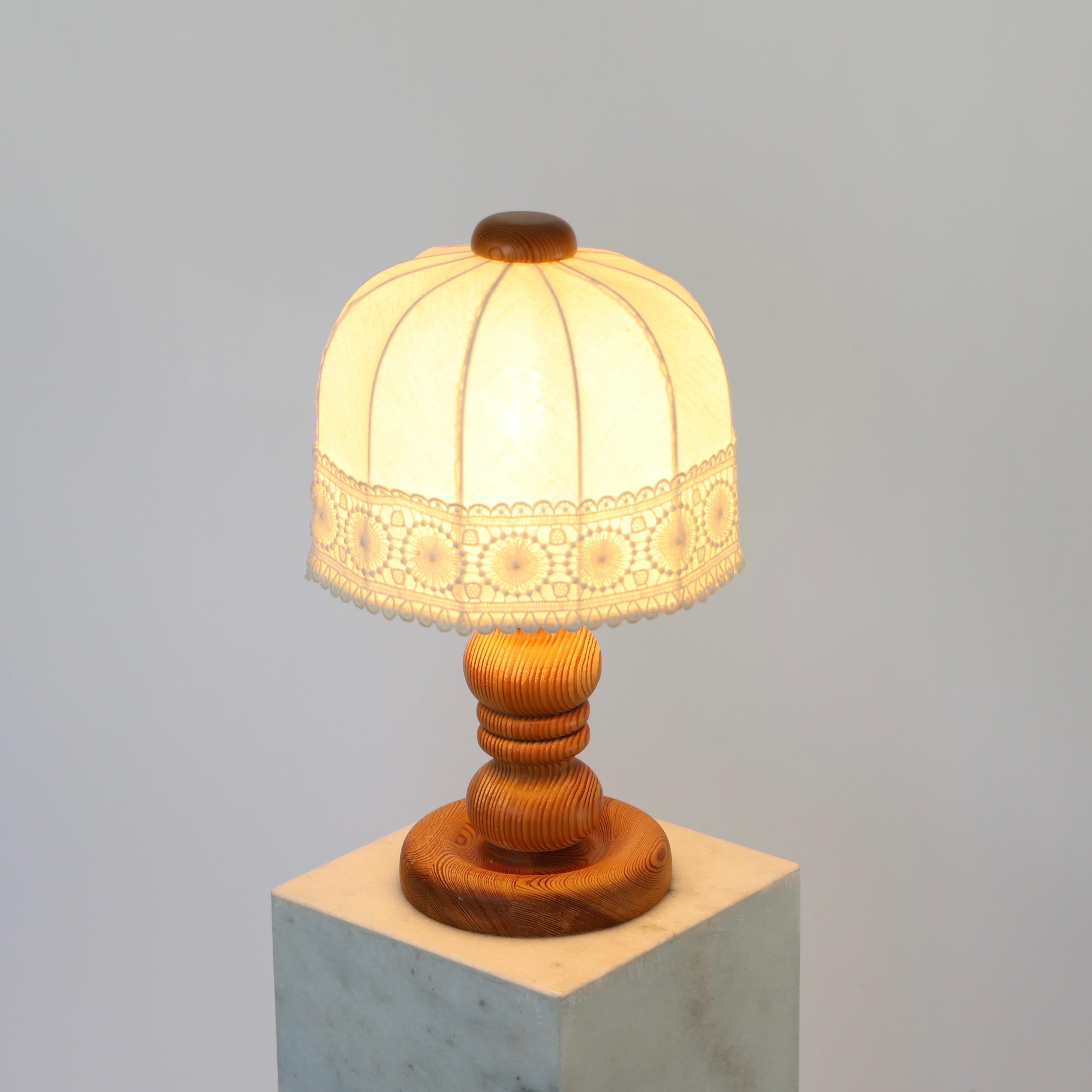 Fin du 20e siècle Lampe de table suédoise en bois de pin par Markslöjd, Suède, années 1980 en vente