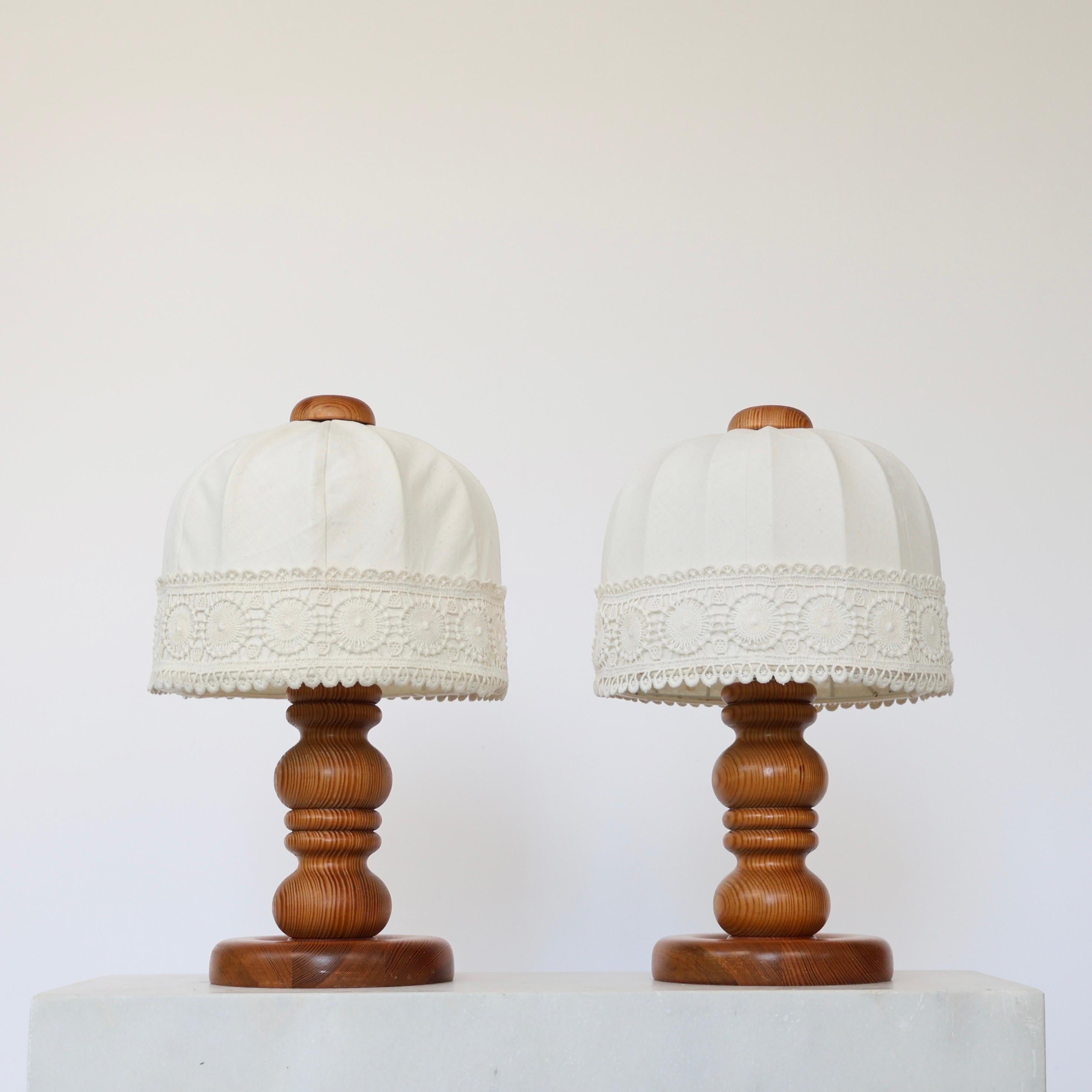 Set di lampade da scrivania moderne svedesi in Wood realizzate da Markslöjd negli anni Ottanta.

* Set (2) di lampade da tavolo in legno di pino tornito con paralumi in tessuto bianco.
* Produttore: Markslöjd, Svezia
* Stile: 1532
* Anno: 1980