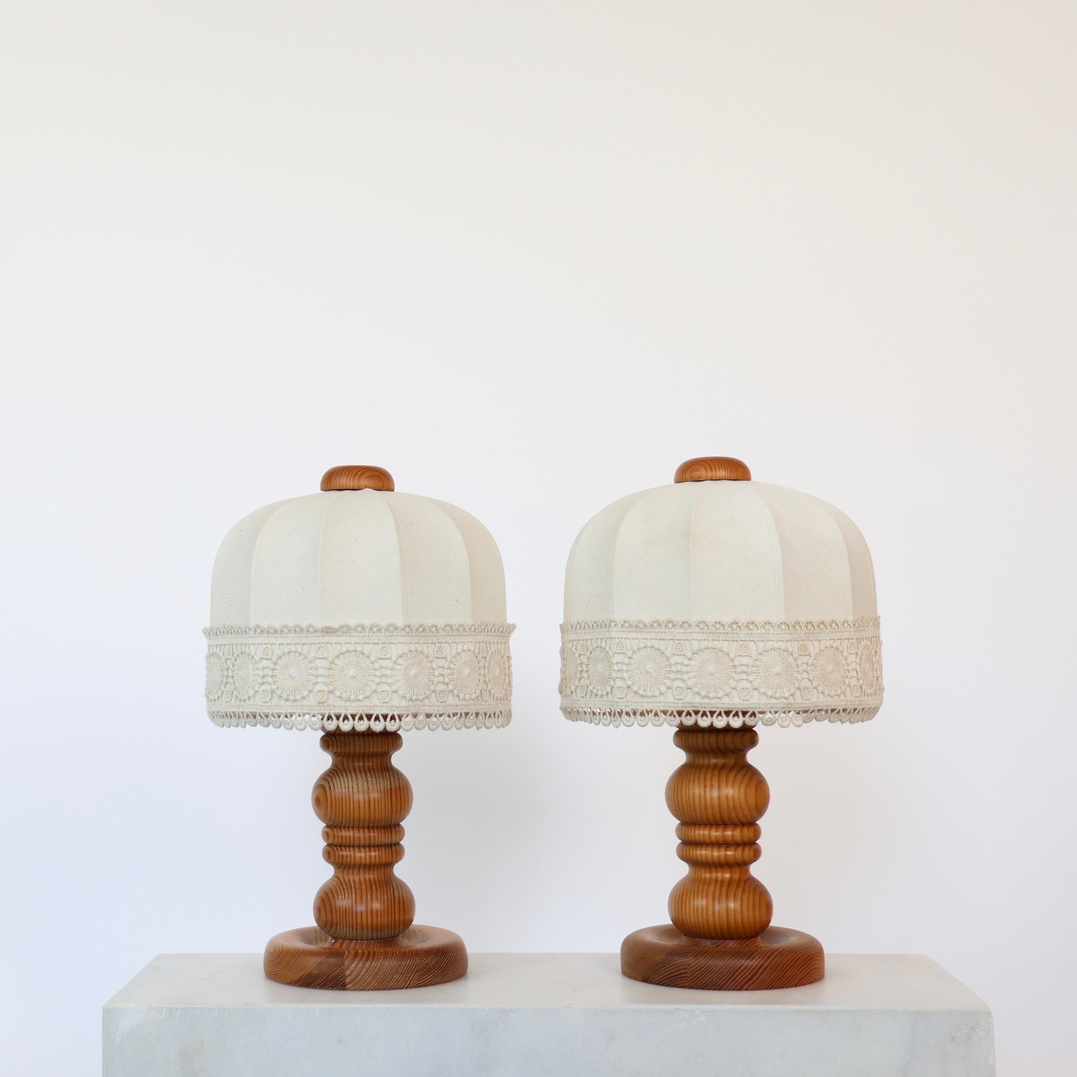 Ensemble de lampes de bureau modernes suédoises en bois de pin fabriquées par Markslöjd dans les années 1980.

* Ensemble (2) de lampes de table en bois de pin tourné avec des abat-jours en tissu blanc.
* Fabricant : Markslöjd, Suède
* Style :