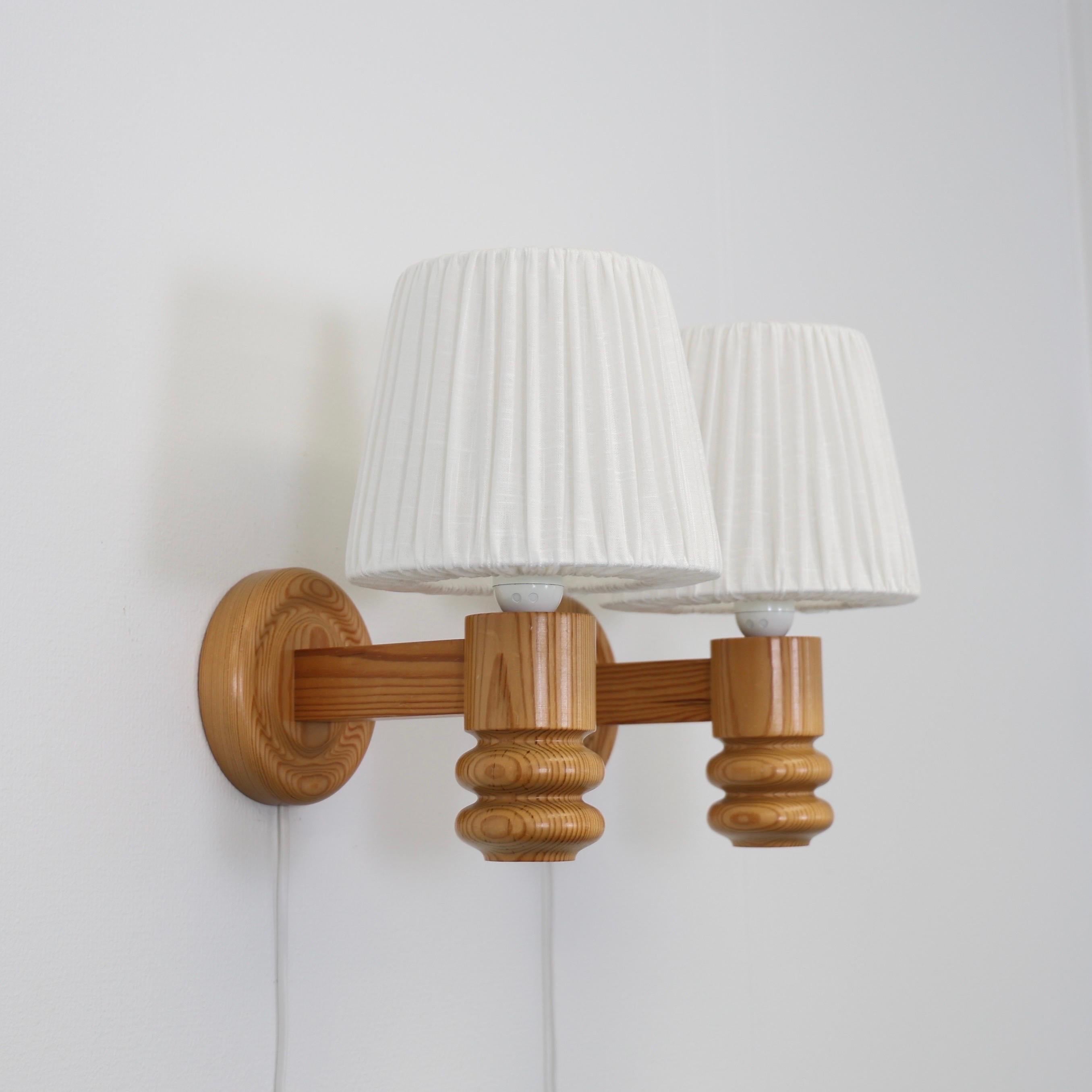 Scandinave moderne Appliques suédoises en bois de pin par Solbackens Svarveri, Suède, années 1970 en vente