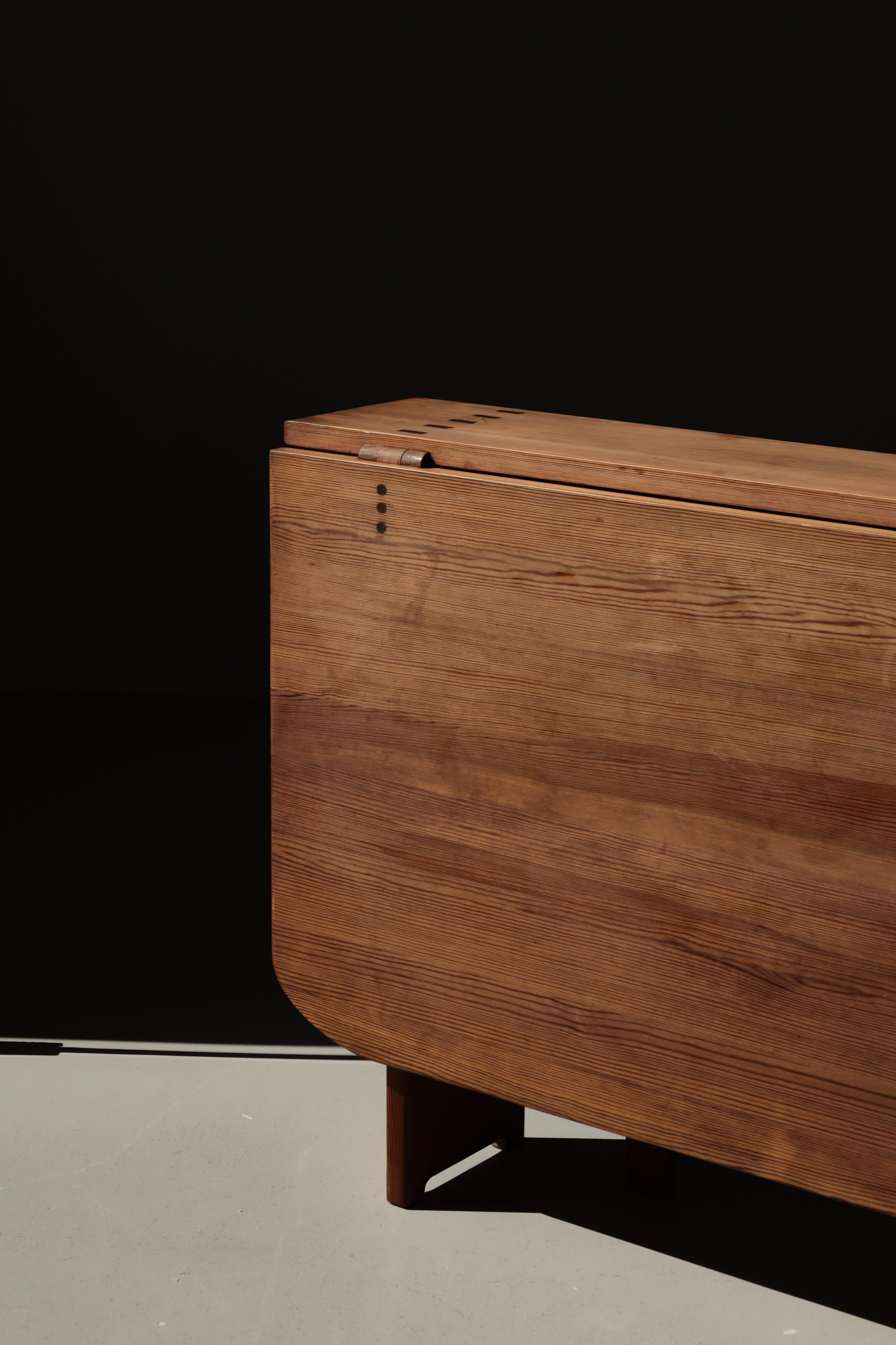 Scandinavian Modern gateleg table model “Härjedalen” by Swedish designer Carl Malmsten in the 1950s. Skilfully executed in solid pinewood with hinges in wood and visible cabinetmaker joints. Very good original condition.
Fully unfolded length is 134