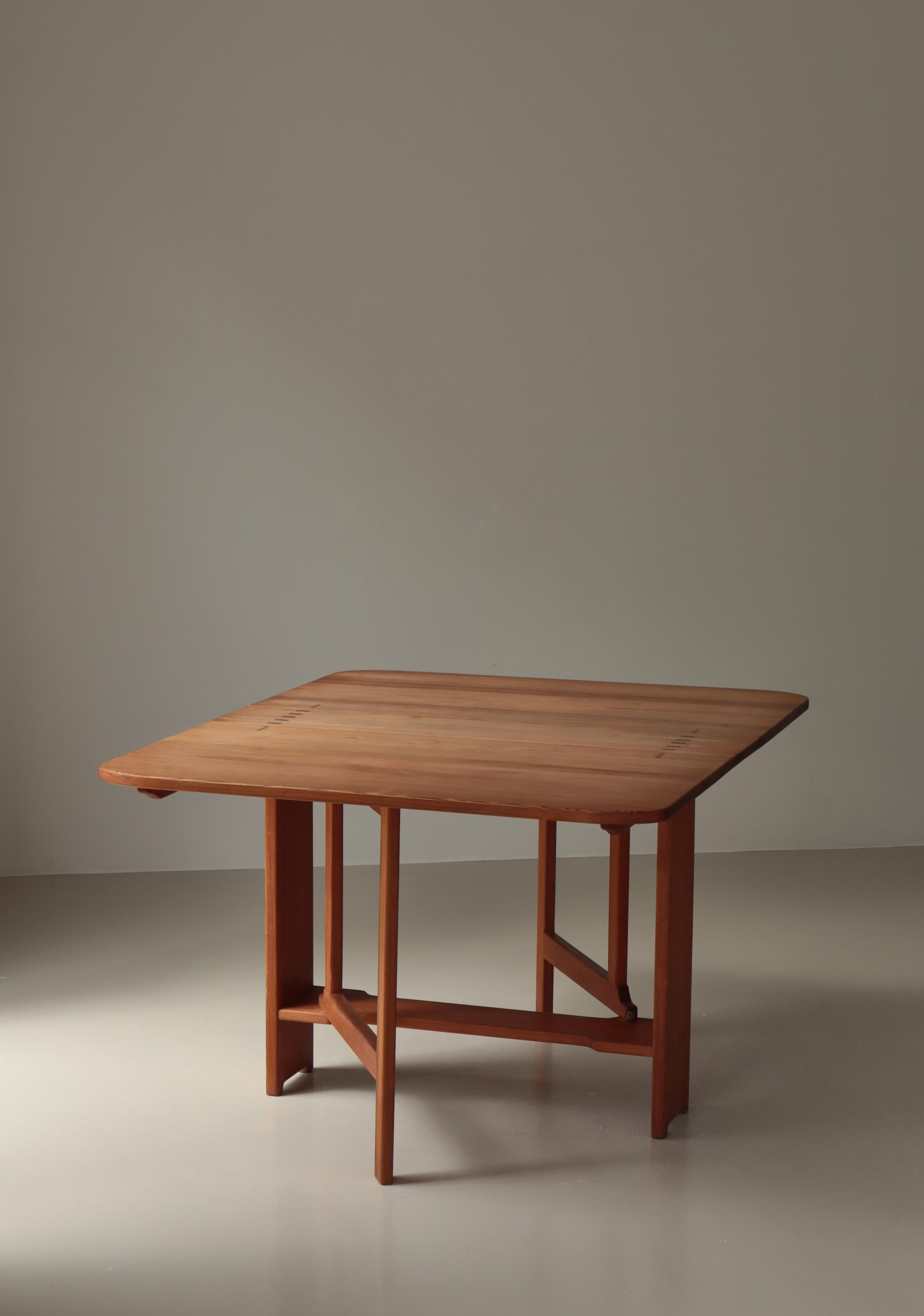 Swedish Pinewood Gateleg Table “Härjedalen” by Carl Malmsten, 1950s In Good Condition For Sale In Odense, DK